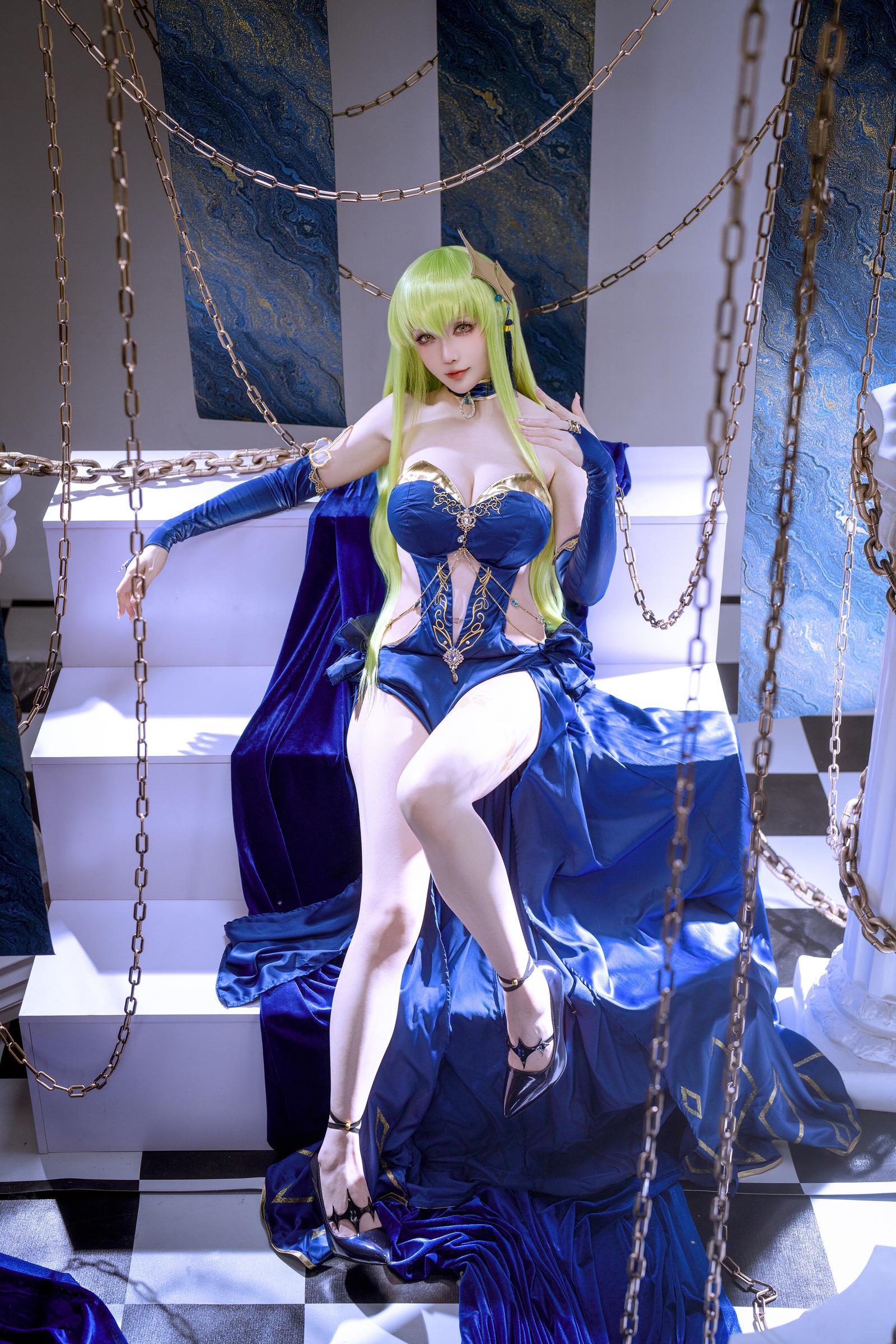 [cosplay] 星之迟迟Hoshilily - 叛逆的鲁路修 C.C.：蓝色礼裙巨乳长腿 锁链布景还原 29P