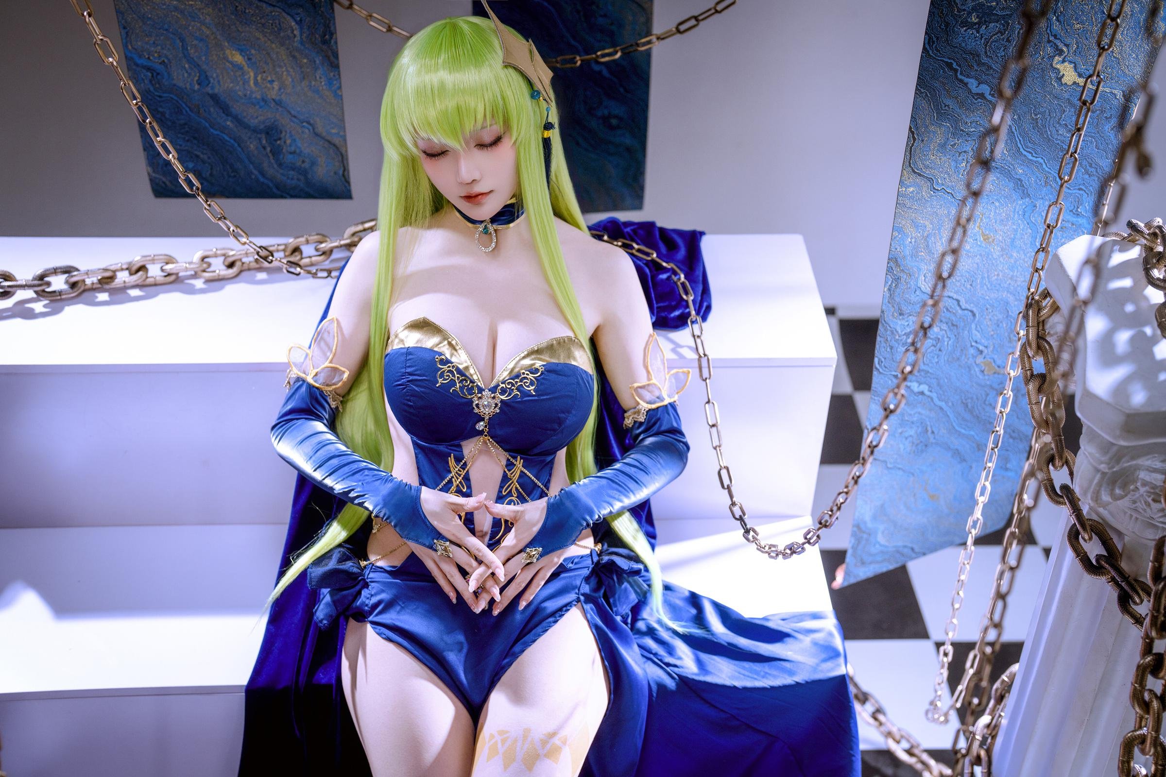 [cosplay] 星之迟迟Hoshilily - 叛逆的鲁路修 C.C.：蓝色礼裙巨乳长腿 锁链布景还原 29P