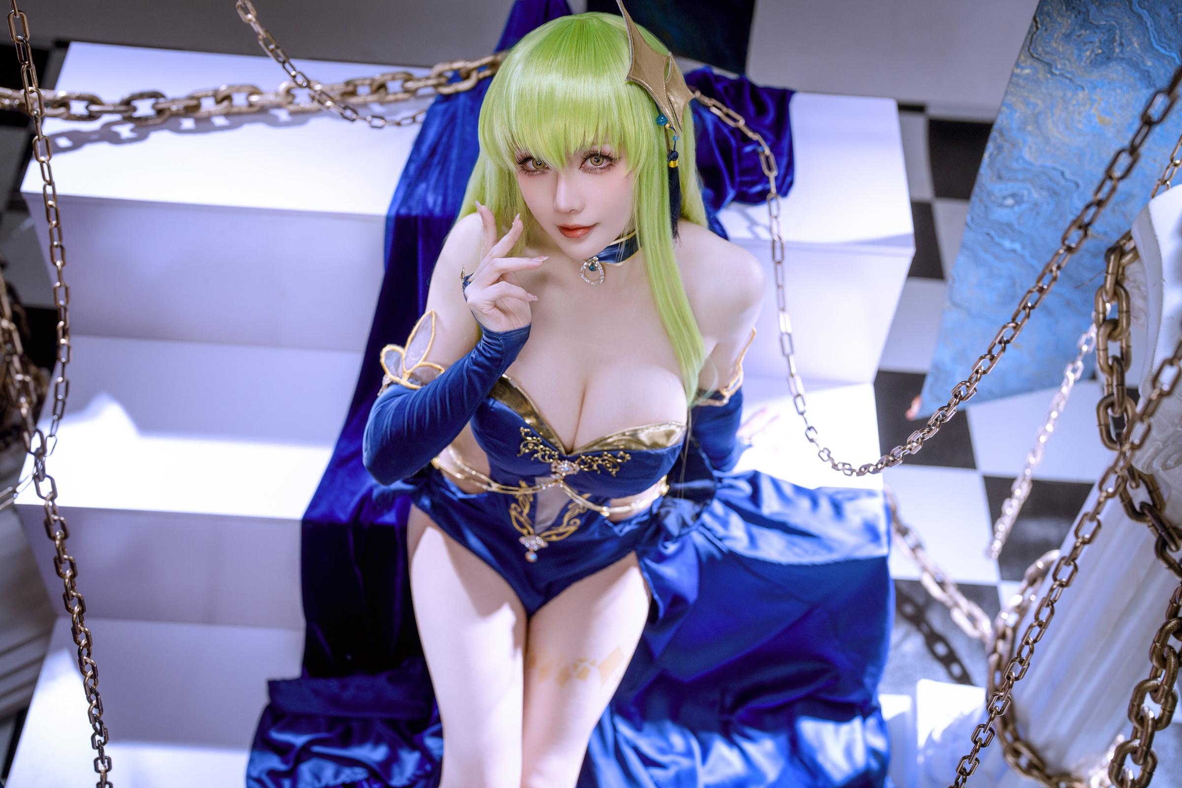 [cosplay] 星之迟迟Hoshilily - 叛逆的鲁路修 C.C.：蓝色礼裙巨乳长腿 锁链布景还原 29P