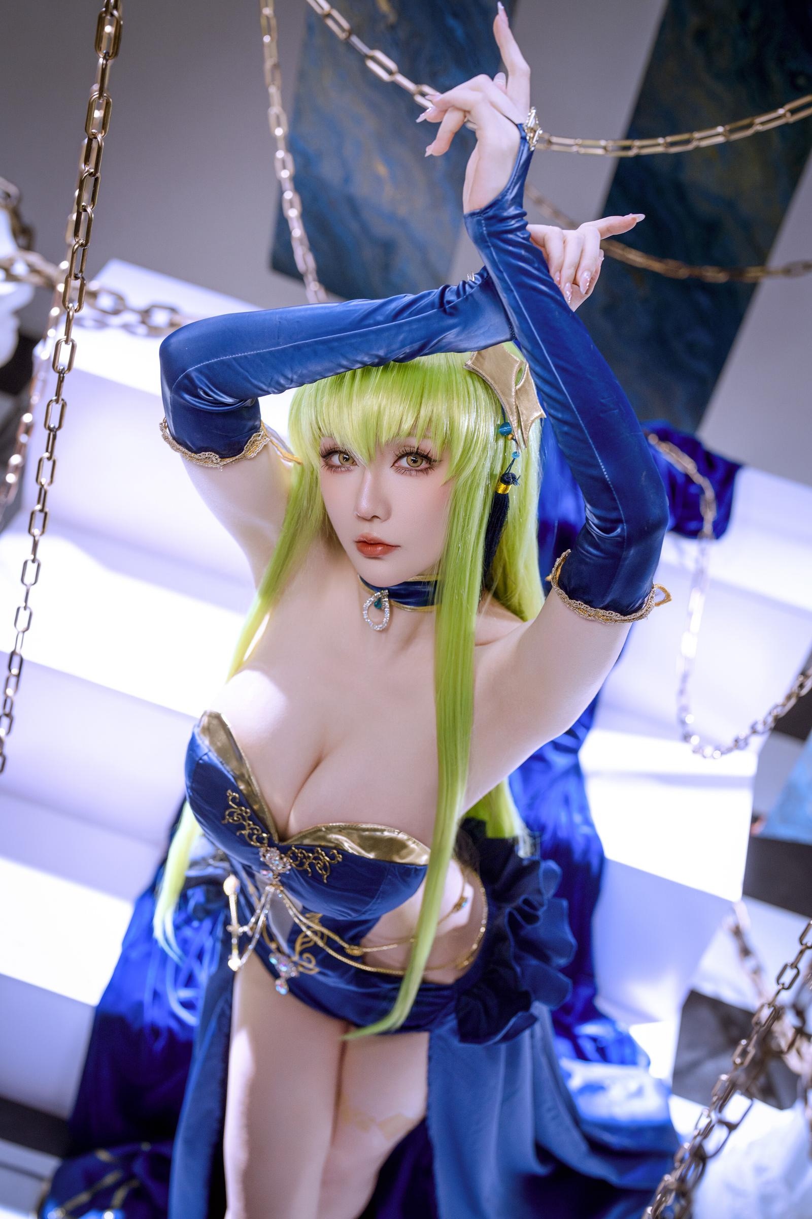 [cosplay] 星之迟迟Hoshilily - 叛逆的鲁路修 C.C.：蓝色礼裙巨乳长腿 锁链布景还原 29P
