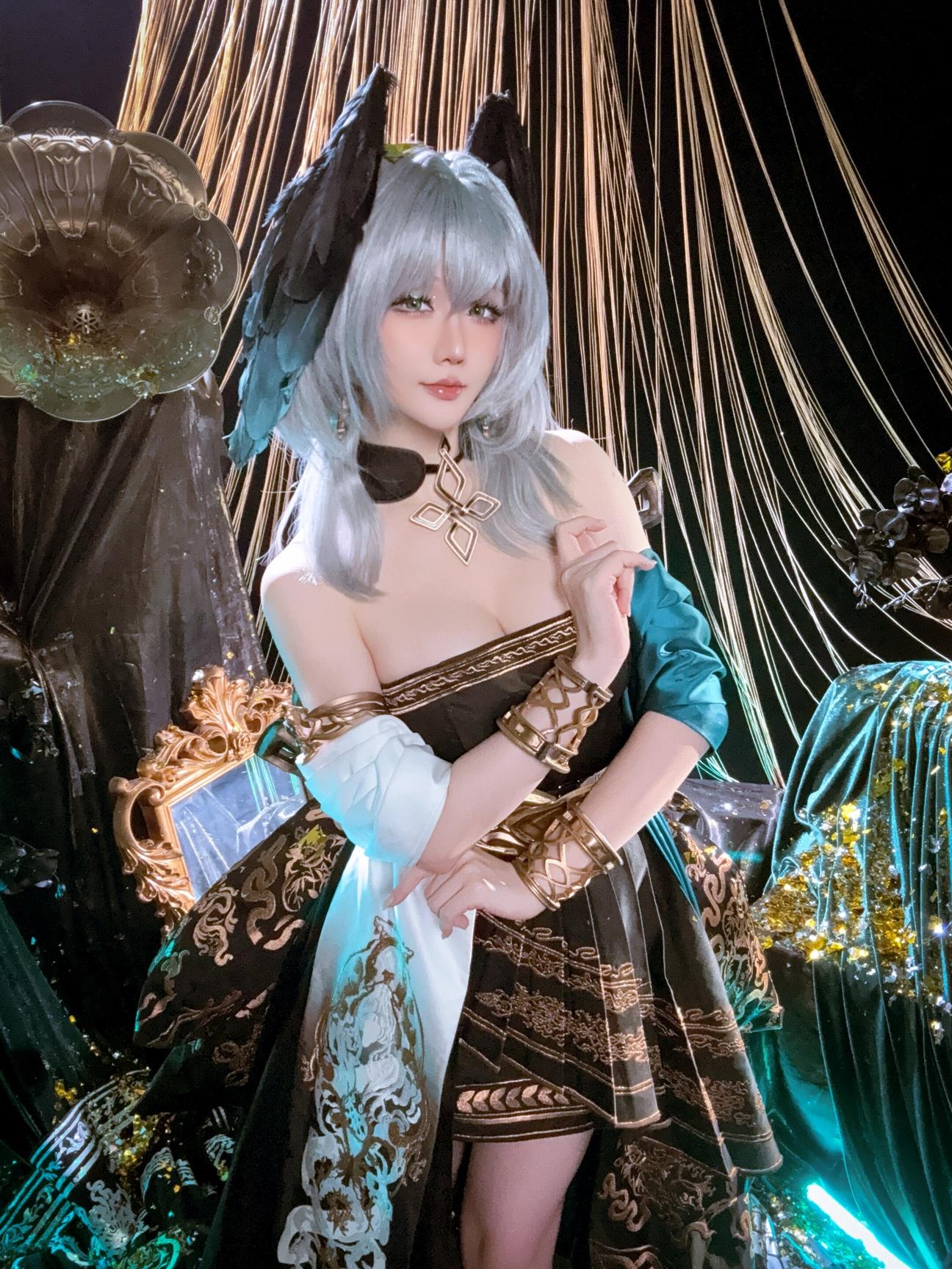 [cosplay] 星之迟迟Hoshilily - 明日方舟 霍尔海雅：银发露肩黑金礼服 美胸大腿还原 35P