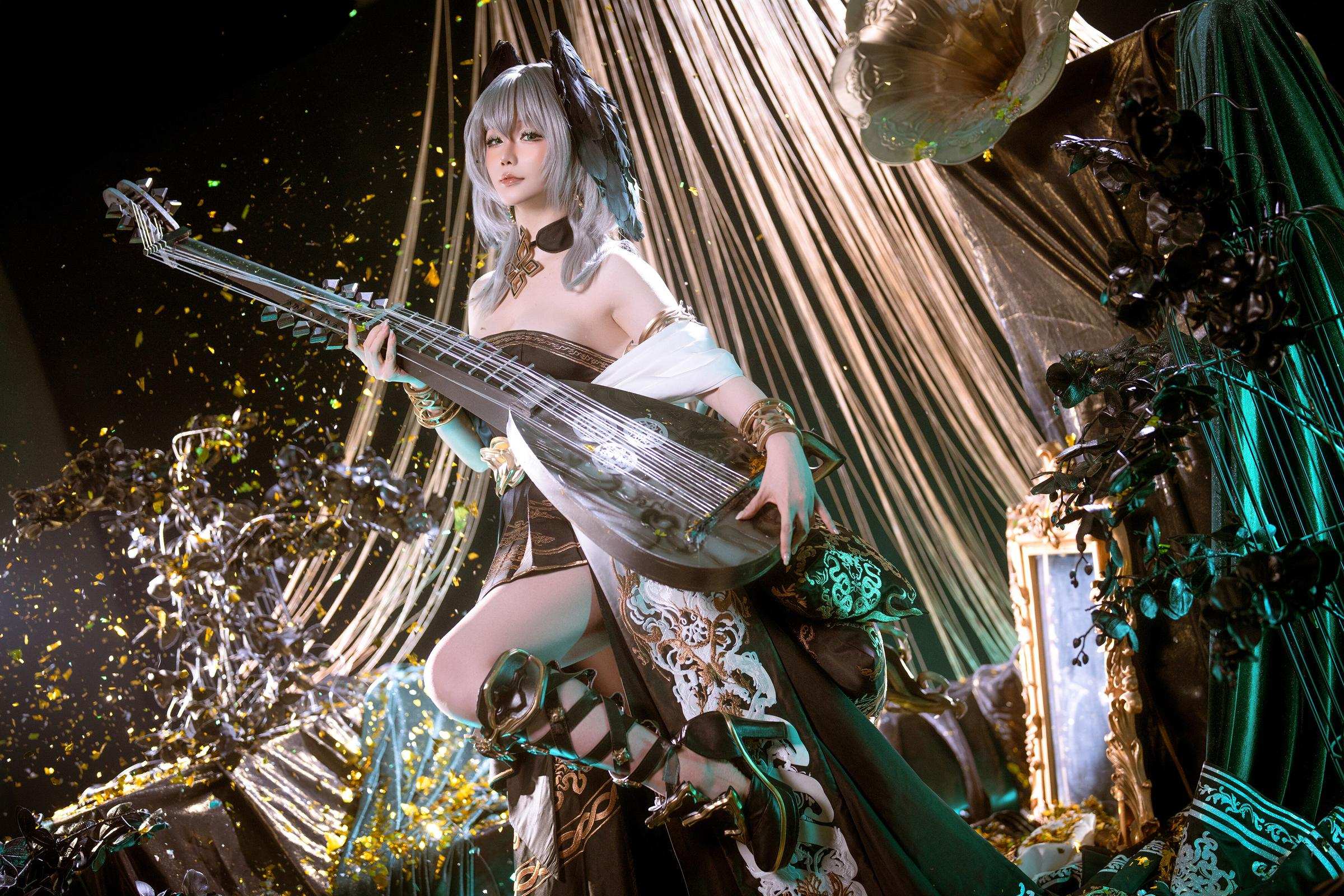 [cosplay] 星之迟迟Hoshilily - 明日方舟 霍尔海雅：银发露肩黑金礼服 美胸大腿还原 35P