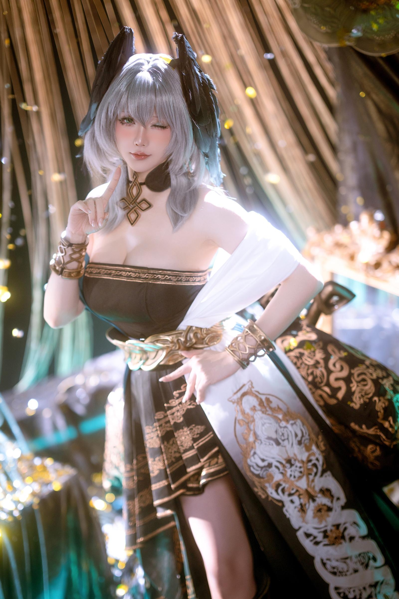 [cosplay] 星之迟迟Hoshilily - 明日方舟 霍尔海雅：银发露肩黑金礼服 美胸大腿还原 35P