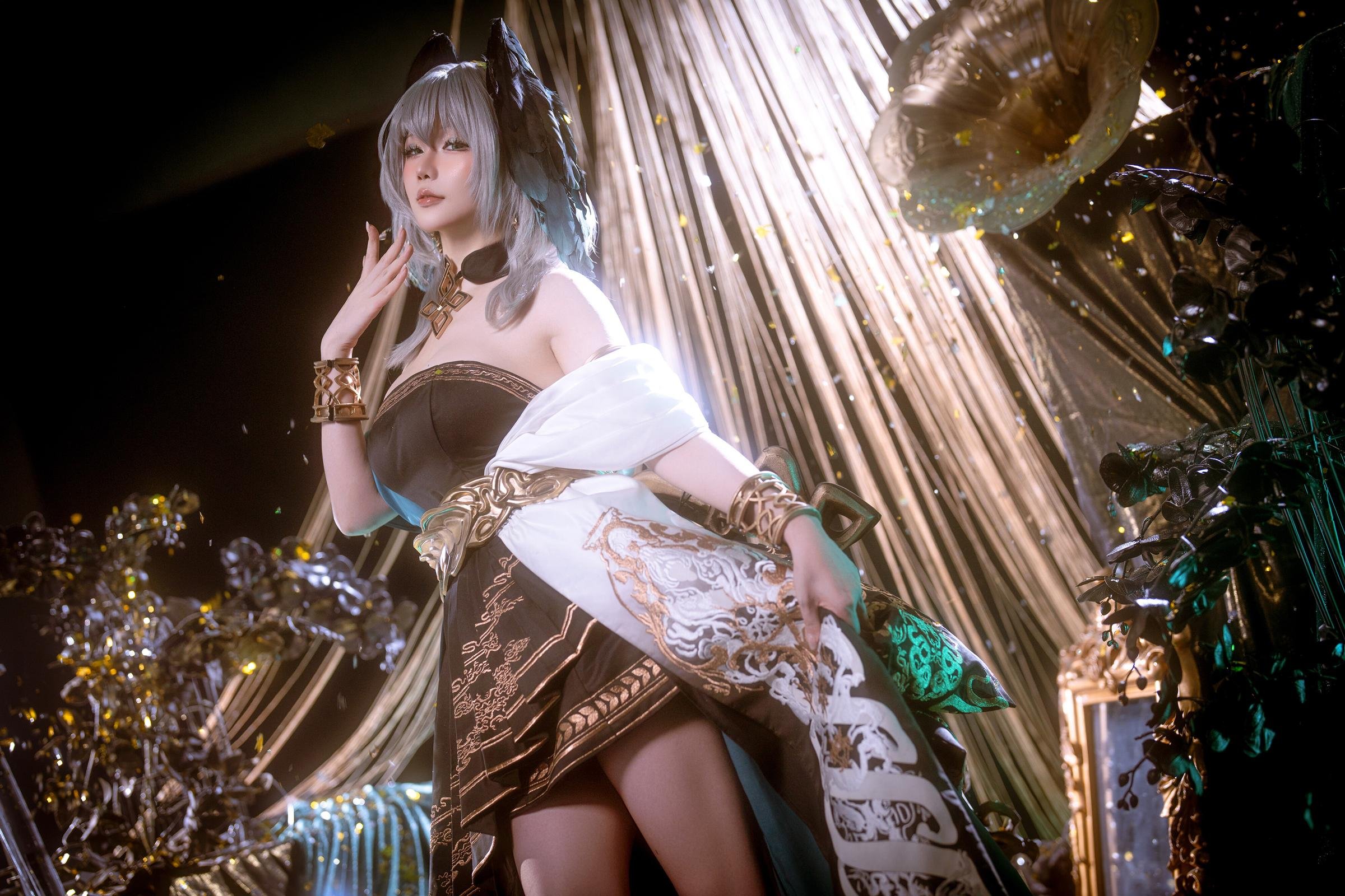 [cosplay] 星之迟迟Hoshilily - 明日方舟 霍尔海雅：银发露肩黑金礼服 美胸大腿还原 35P