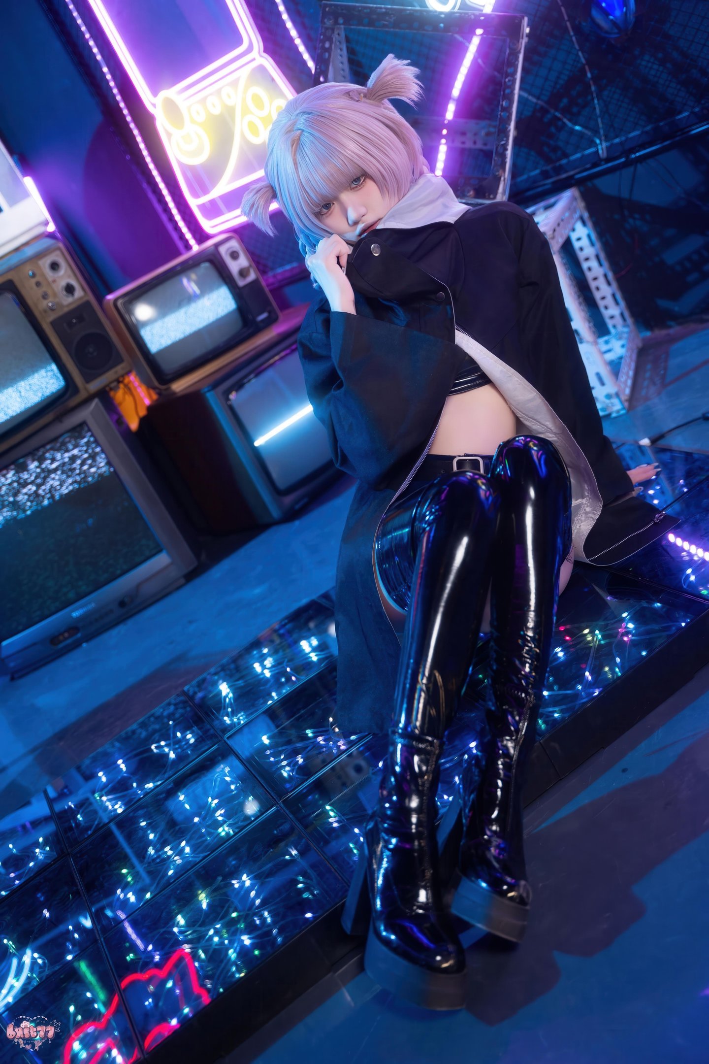 [cosplay] 柒柒要乖哦 - 常服小荠：黑丝高跟靴露脐紧身衣 赛博霓虹风 41P1V