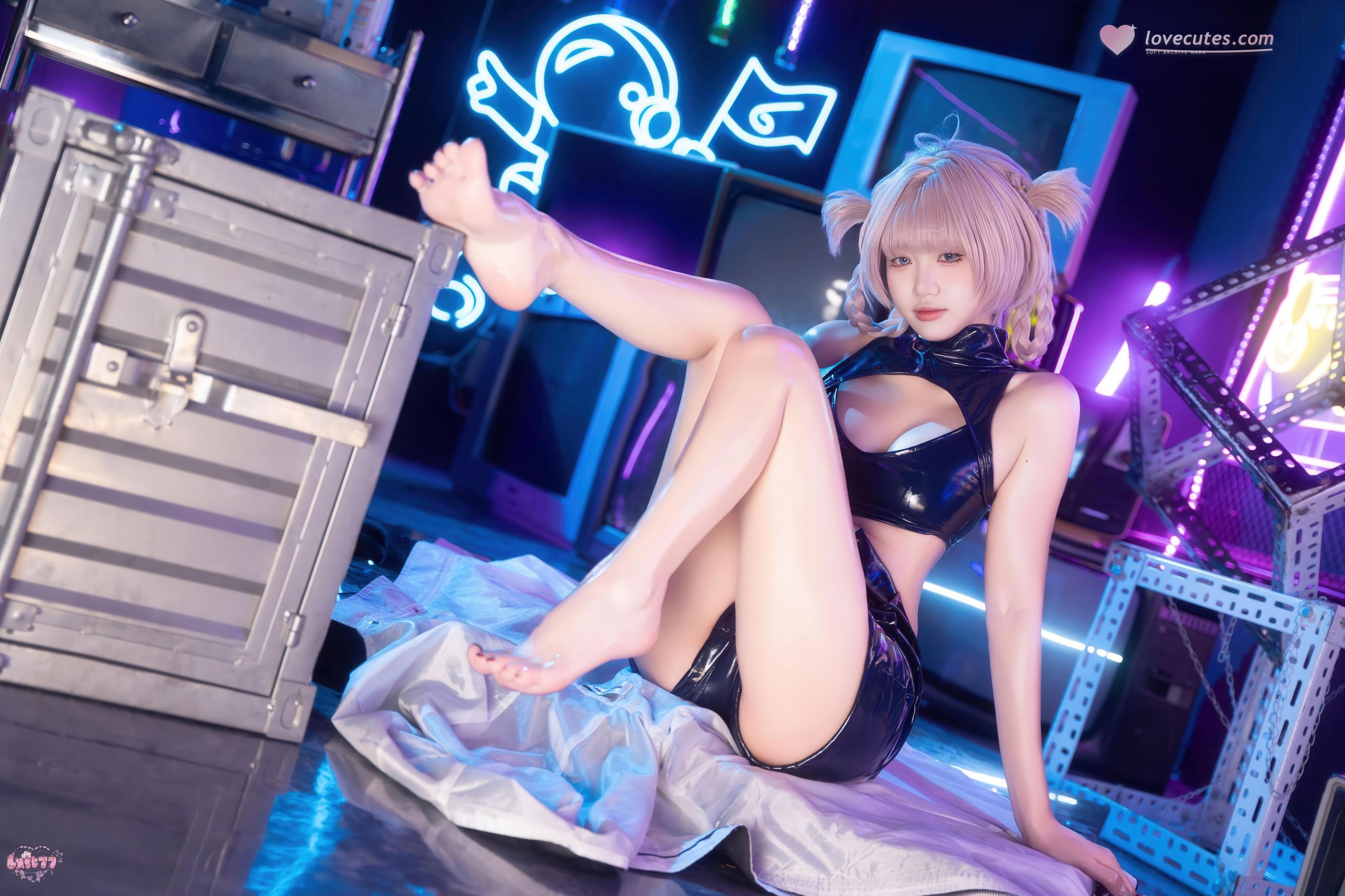 [cosplay] 柒柒要乖哦 - 常服小荠：黑丝高跟靴露脐紧身衣 赛博霓虹风 41P1V