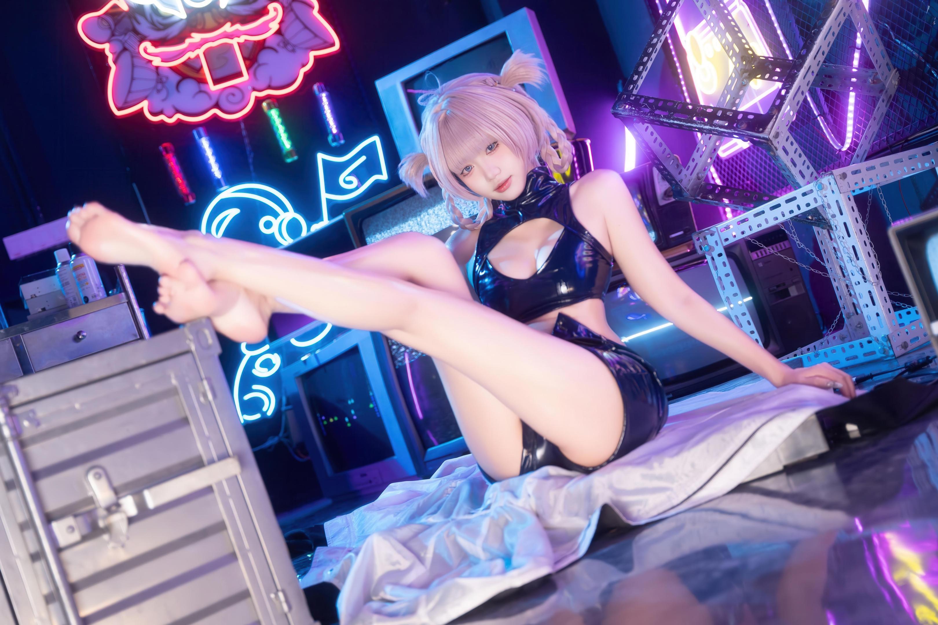 [cosplay] 柒柒要乖哦 - 常服小荠：黑丝高跟靴露脐紧身衣 赛博霓虹风 41P1V