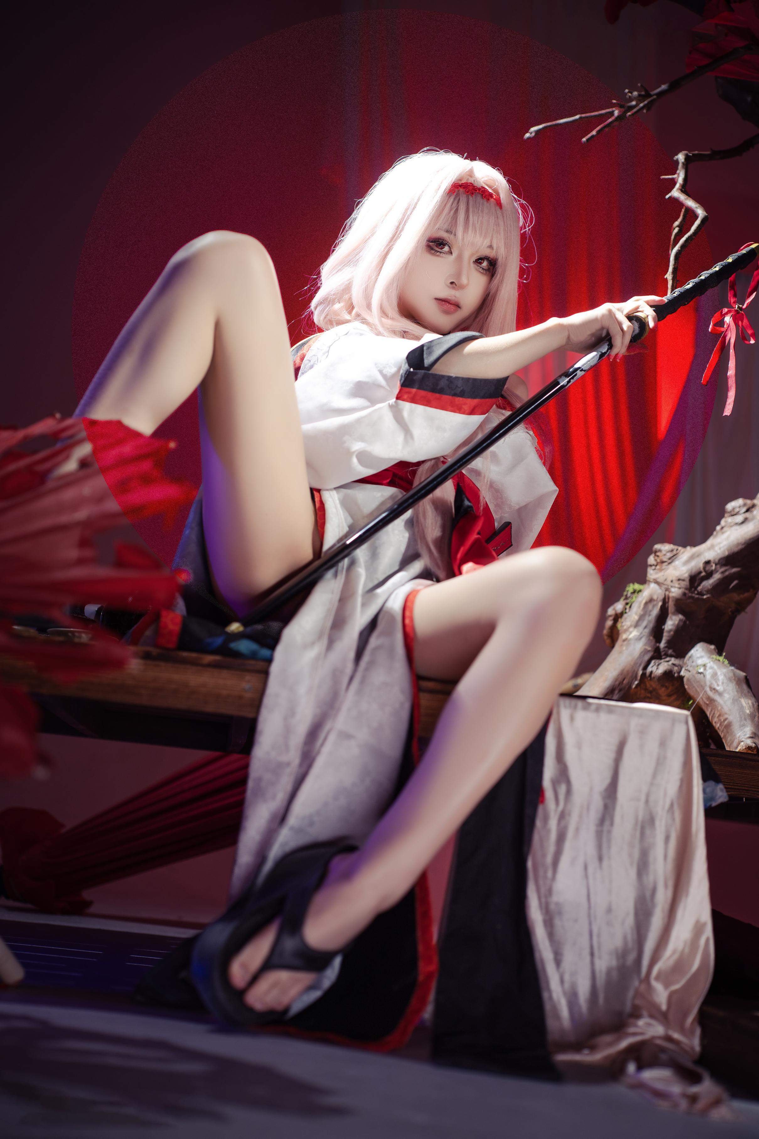 [คอสเพลย์] ยั่วเลี่ยน - Nikke ผู้หญิงแห่งชัยชนะ ดำลิน: ผมขาวและกระโปรงเปิดข้างสวยงาม 30P