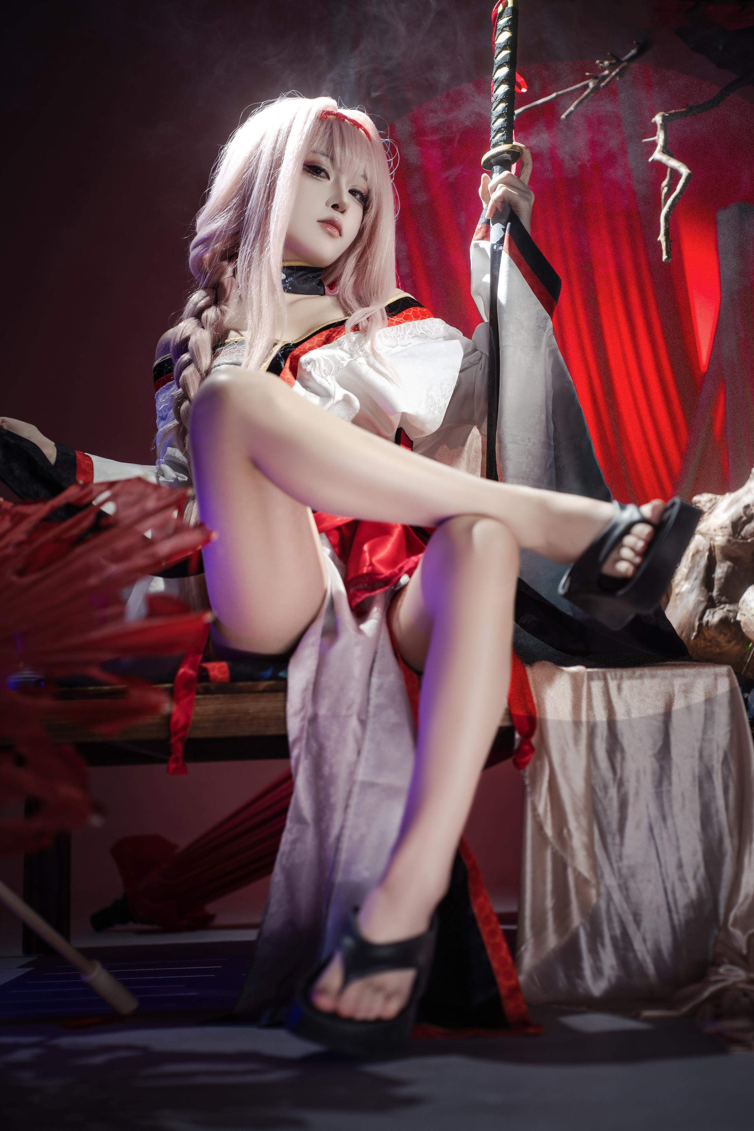 [คอสเพลย์] ยั่วเลี่ยน - Nikke ผู้หญิงแห่งชัยชนะ ดำลิน: ผมขาวและกระโปรงเปิดข้างสวยงาม 30P