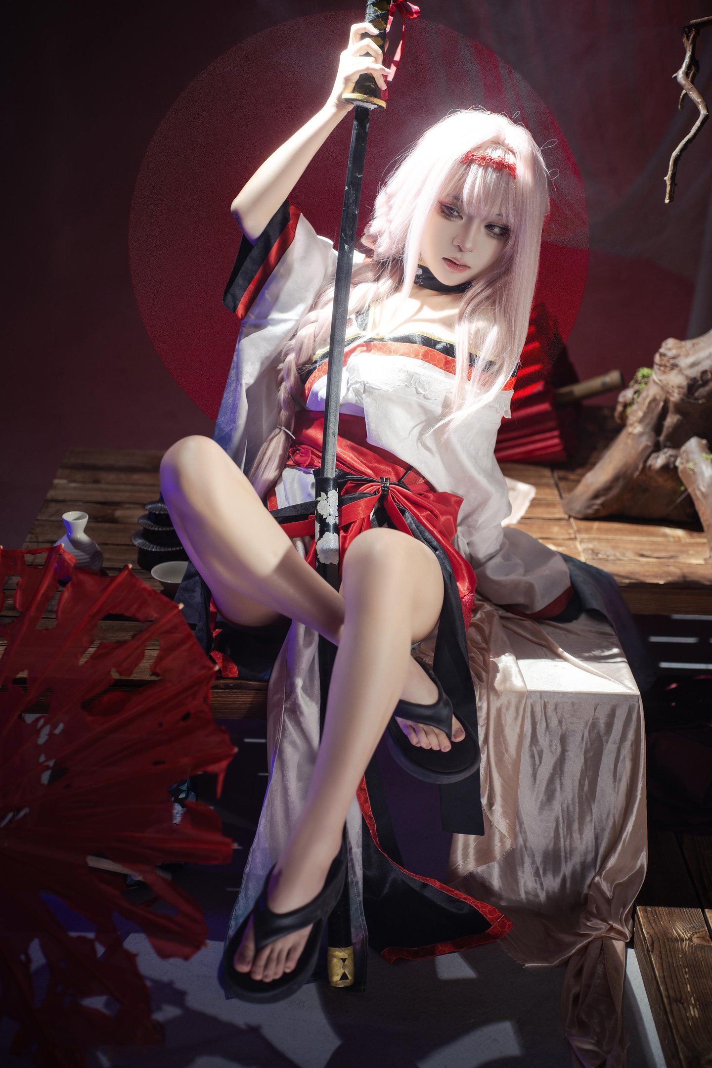 [คอสเพลย์] ยั่วเลี่ยน - Nikke ผู้หญิงแห่งชัยชนะ ดำลิน: ผมขาวและกระโปรงเปิดข้างสวยงาม 30P