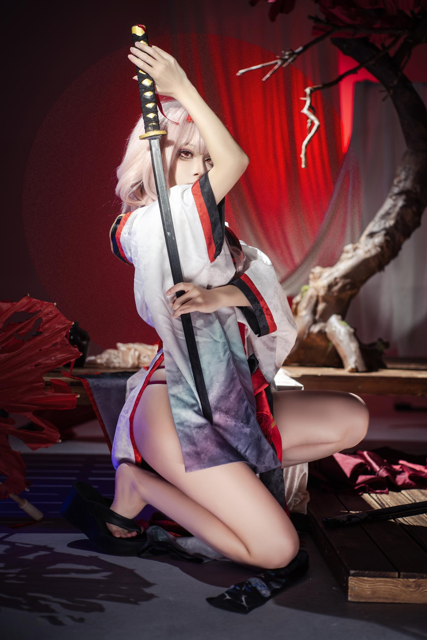 [คอสเพลย์] ยั่วเลี่ยน - Nikke ผู้หญิงแห่งชัยชนะ ดำลิน: ผมขาวและกระโปรงเปิดข้างสวยงาม 30P