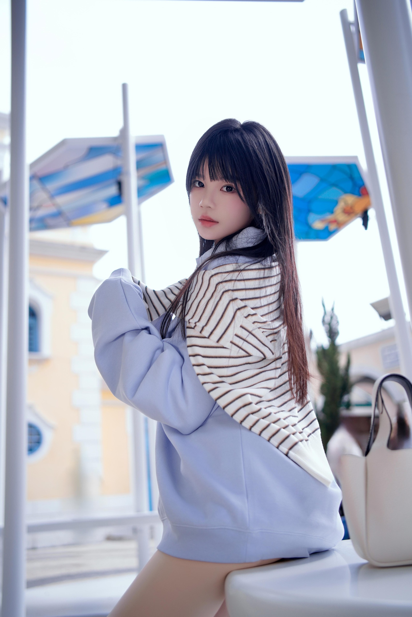 [写真] 桜桃喵 - 蓝：海边街拍蓝色卫衣 白袜美腿清纯写真 20P