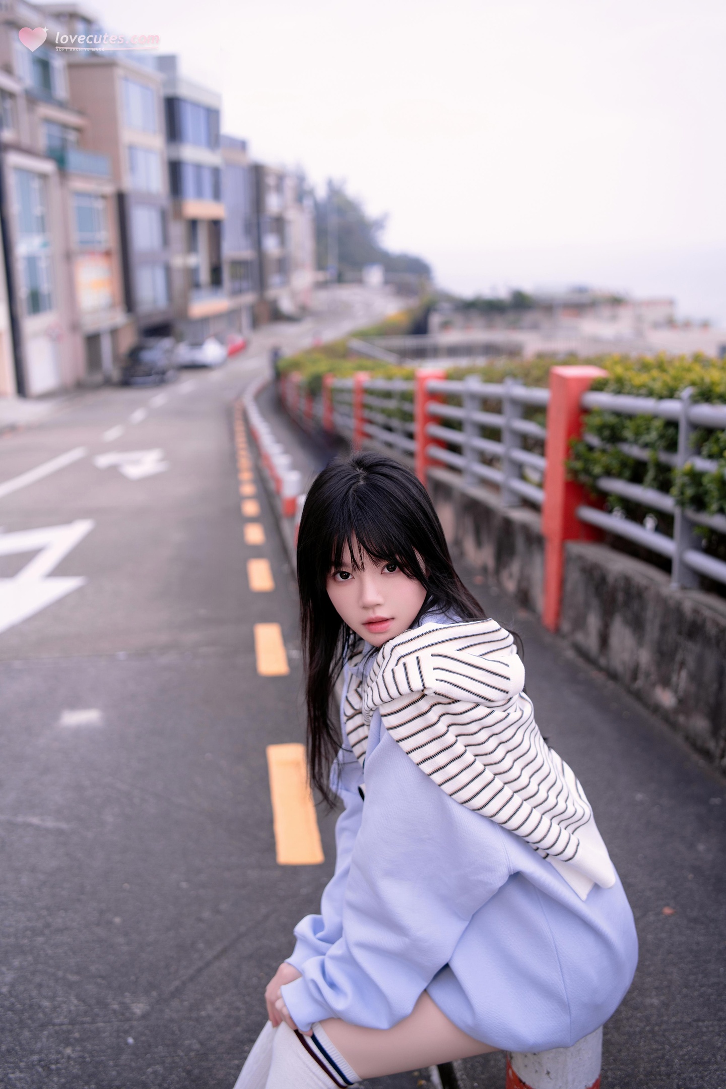 [写真] 桜桃喵 - 蓝：海边街拍蓝色卫衣 白袜美腿清纯写真 20P