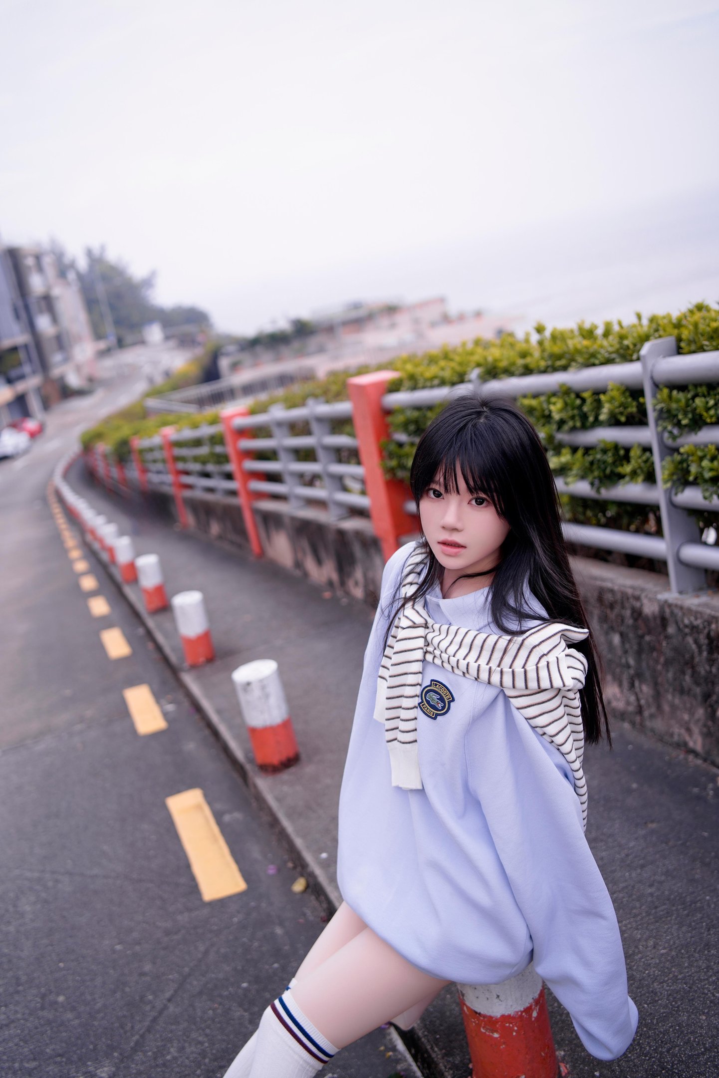 [写真] 桜桃喵 - 蓝：海边街拍蓝色卫衣 白袜美腿清纯写真 20P