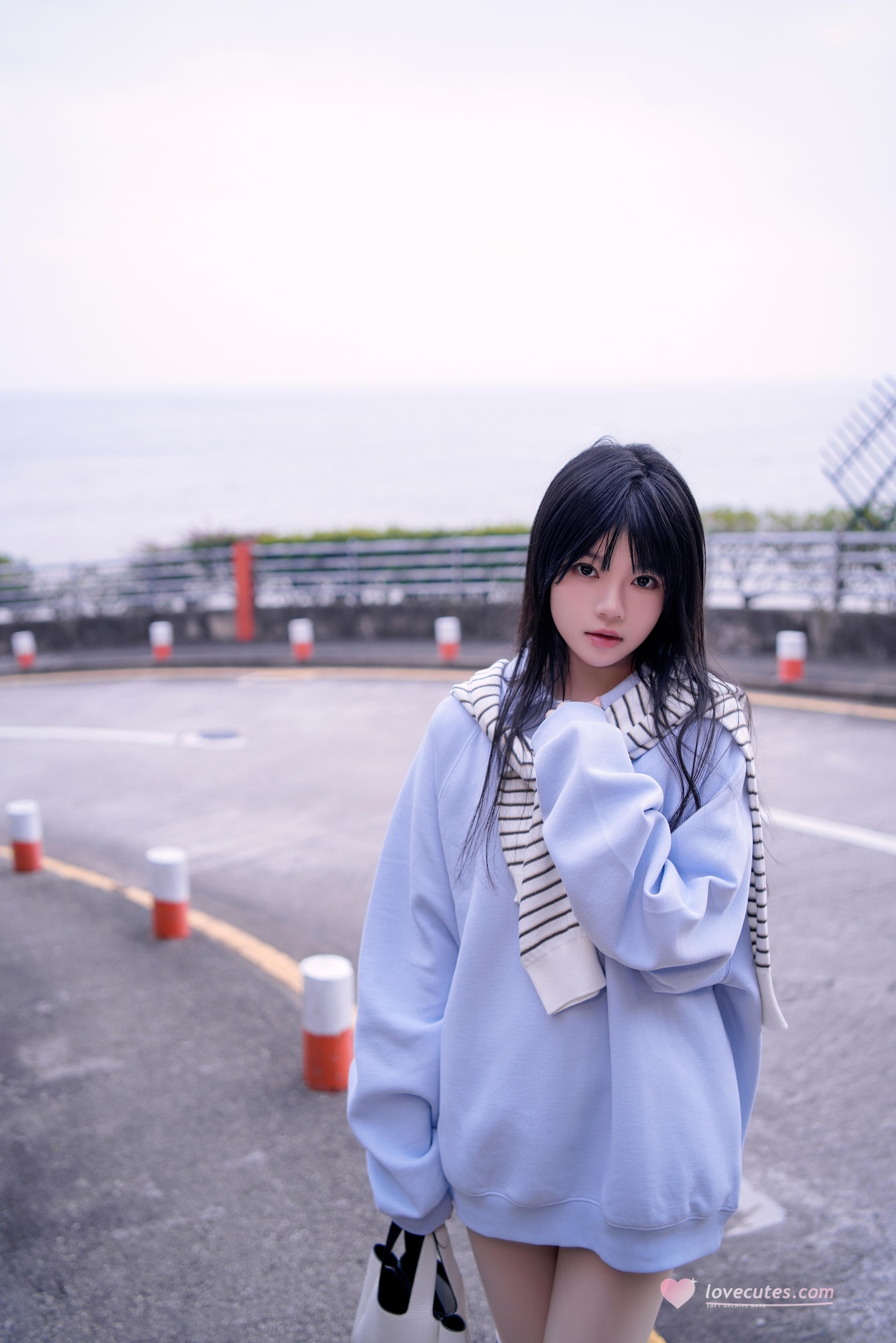 [写真] 桜桃喵 - 蓝：海边街拍蓝色卫衣 白袜美腿清纯写真 20P