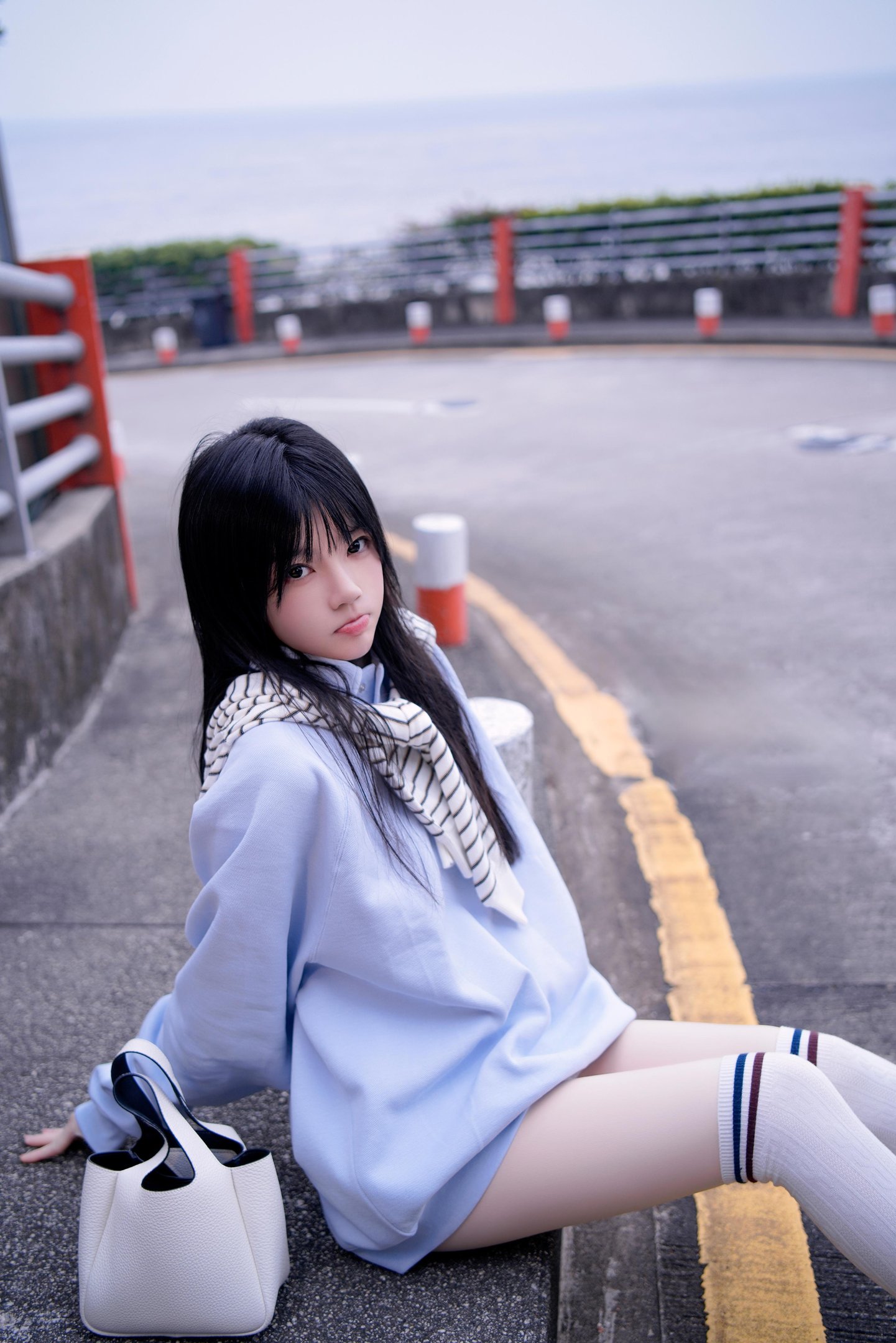[写真] 桜桃喵 - 蓝：海边街拍蓝色卫衣 白袜美腿清纯写真 20P