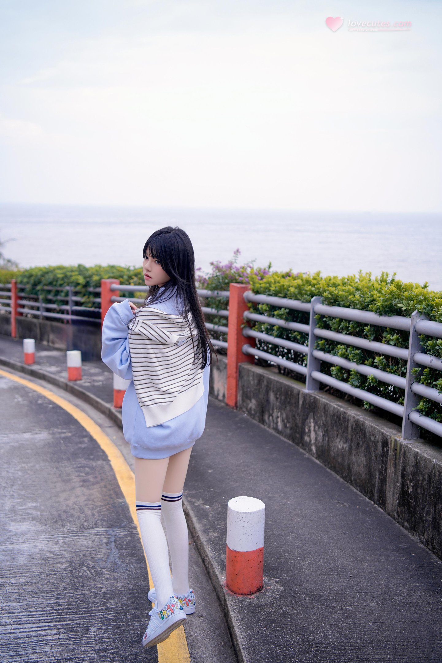 [写真] 桜桃喵 - 蓝：海边街拍蓝色卫衣 白袜美腿清纯写真 20P