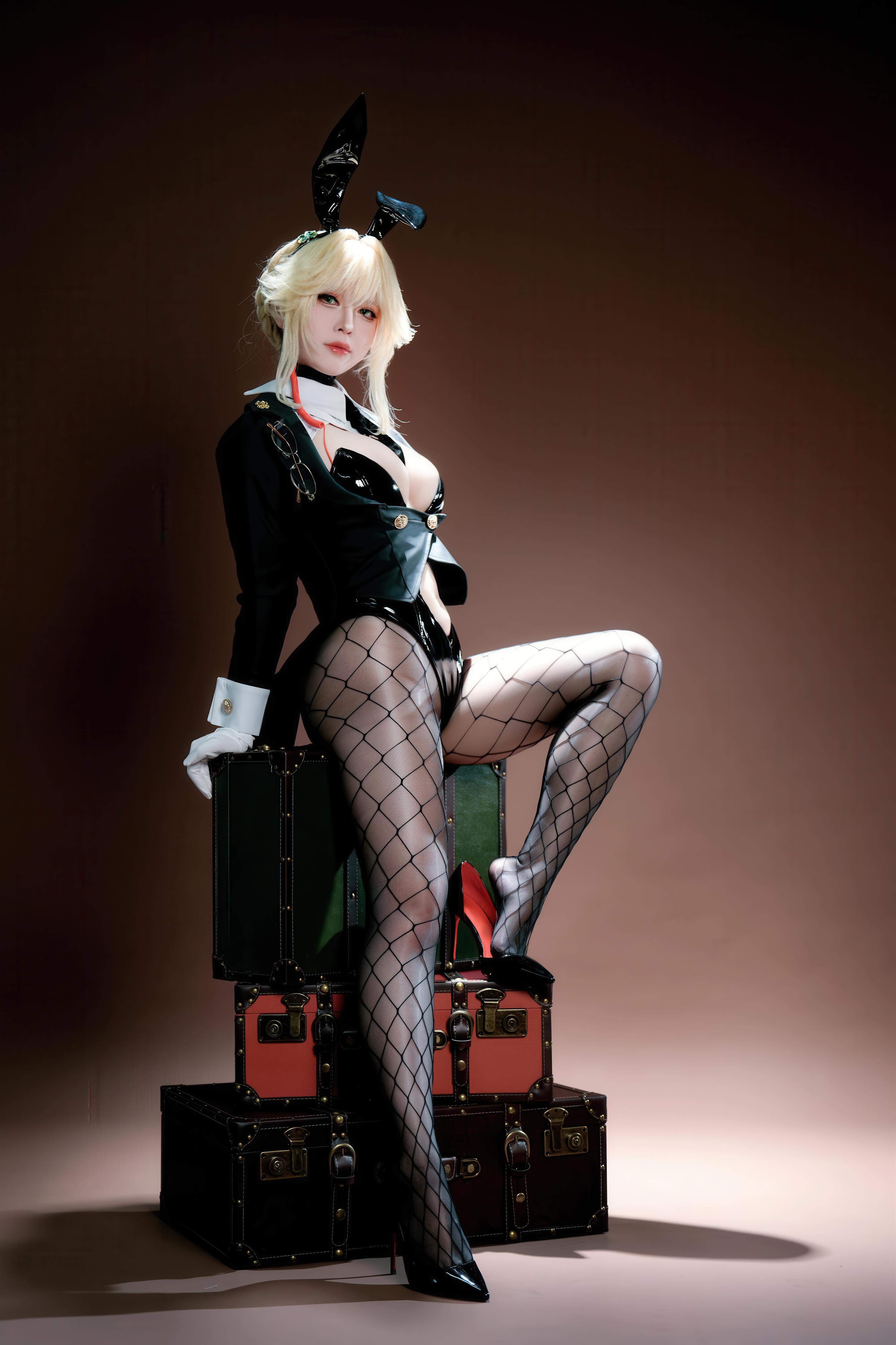 [cosplay] 半半子 - Nikke胜利女神 爱德 Agent Bunny：黑色兔女郎巨乳翘臀 网袜露臀还原 62P