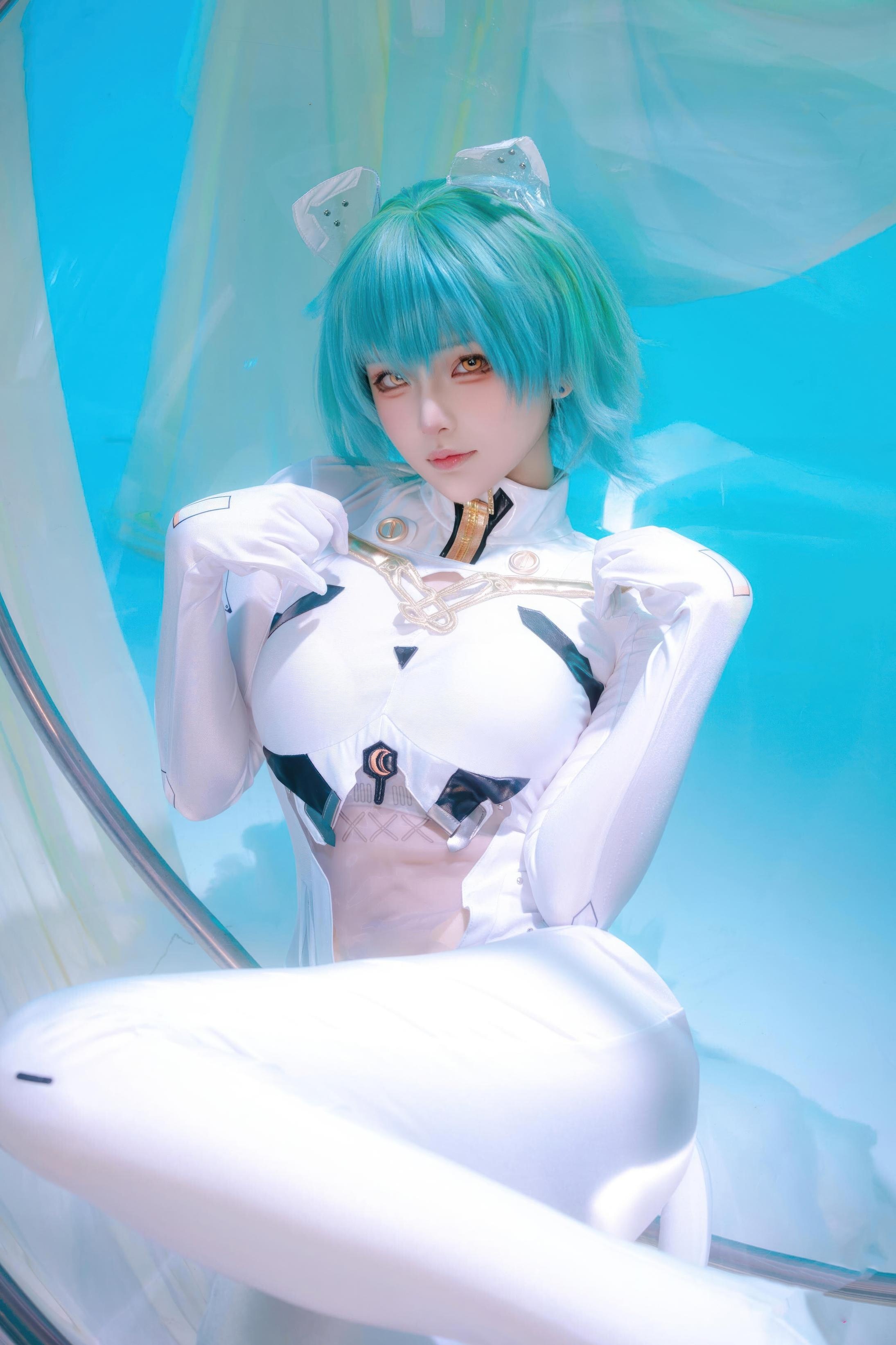 '[cosplay] 屿鱼 - 碧蓝航线 Na-xi-mô-phu·Hải quân thượng tướng: Tóc ngắn xanh lam, bodysuit trắng, vòng một quyến rũ, chân dài 45P'
