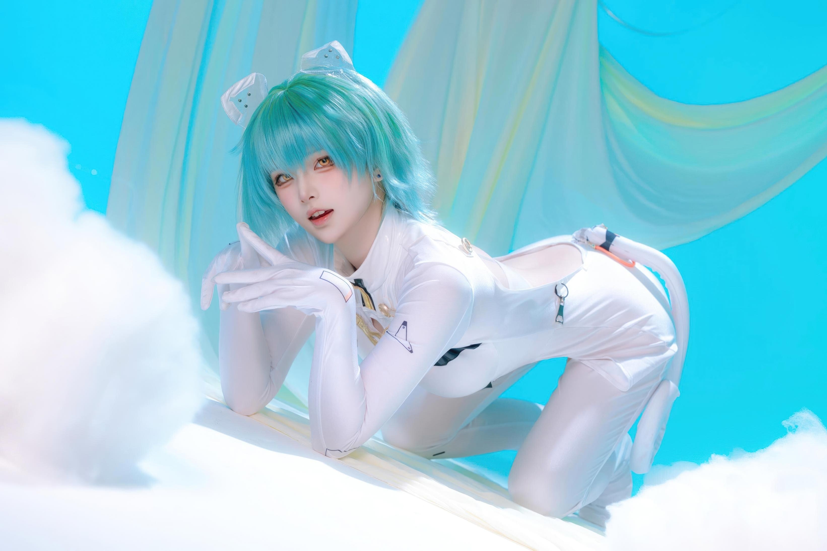 [Cosplay] Yuy Fish - Azur Lane Admiral Nakhimov: Blue-Green Short Hair, White Bodysuit, Stunning Curves, 45P