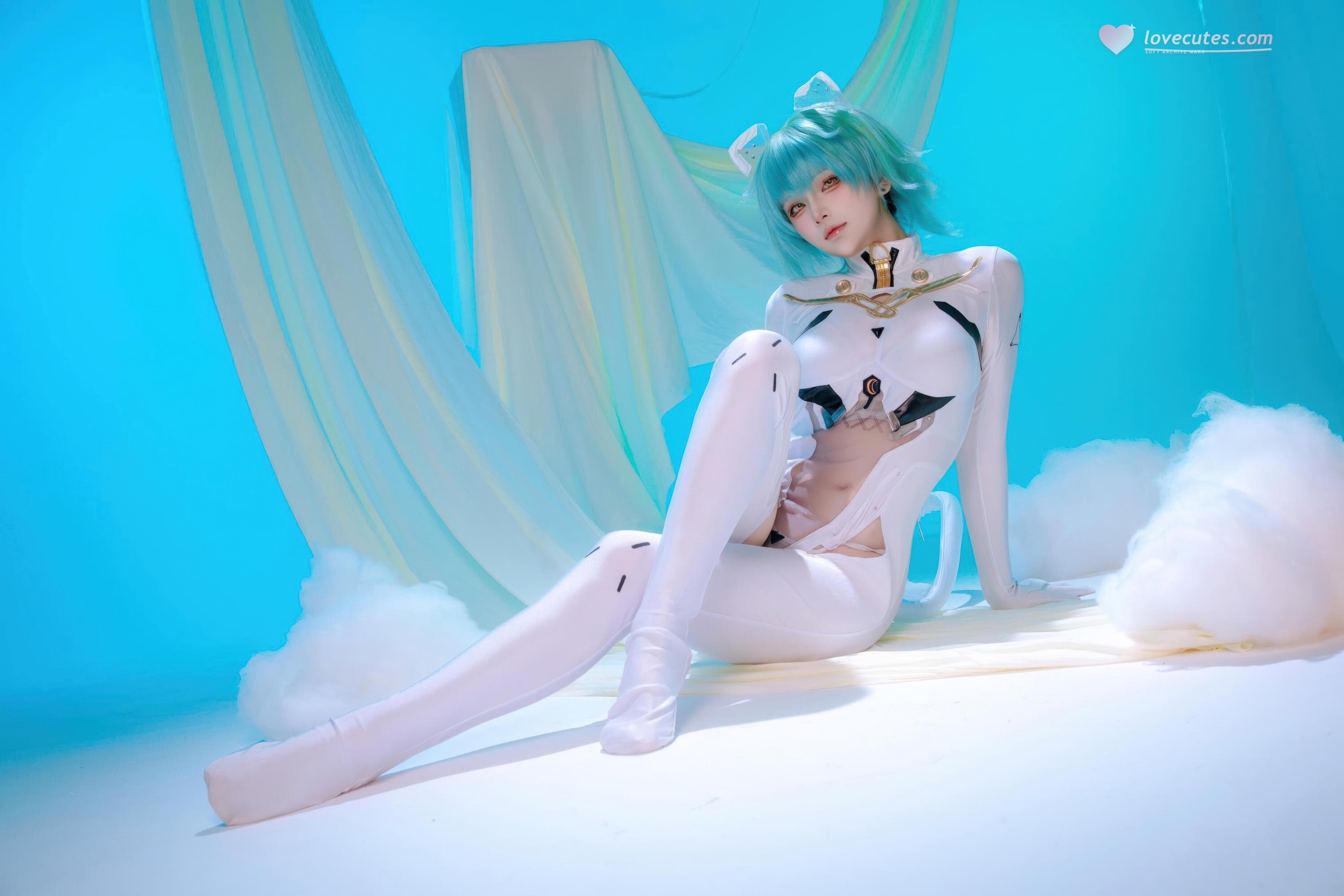 [Cosplay] Yuy Fish - Azur Lane Admiral Nakhimov: Blue-Green Short Hair, White Bodysuit, Stunning Curves, 45P