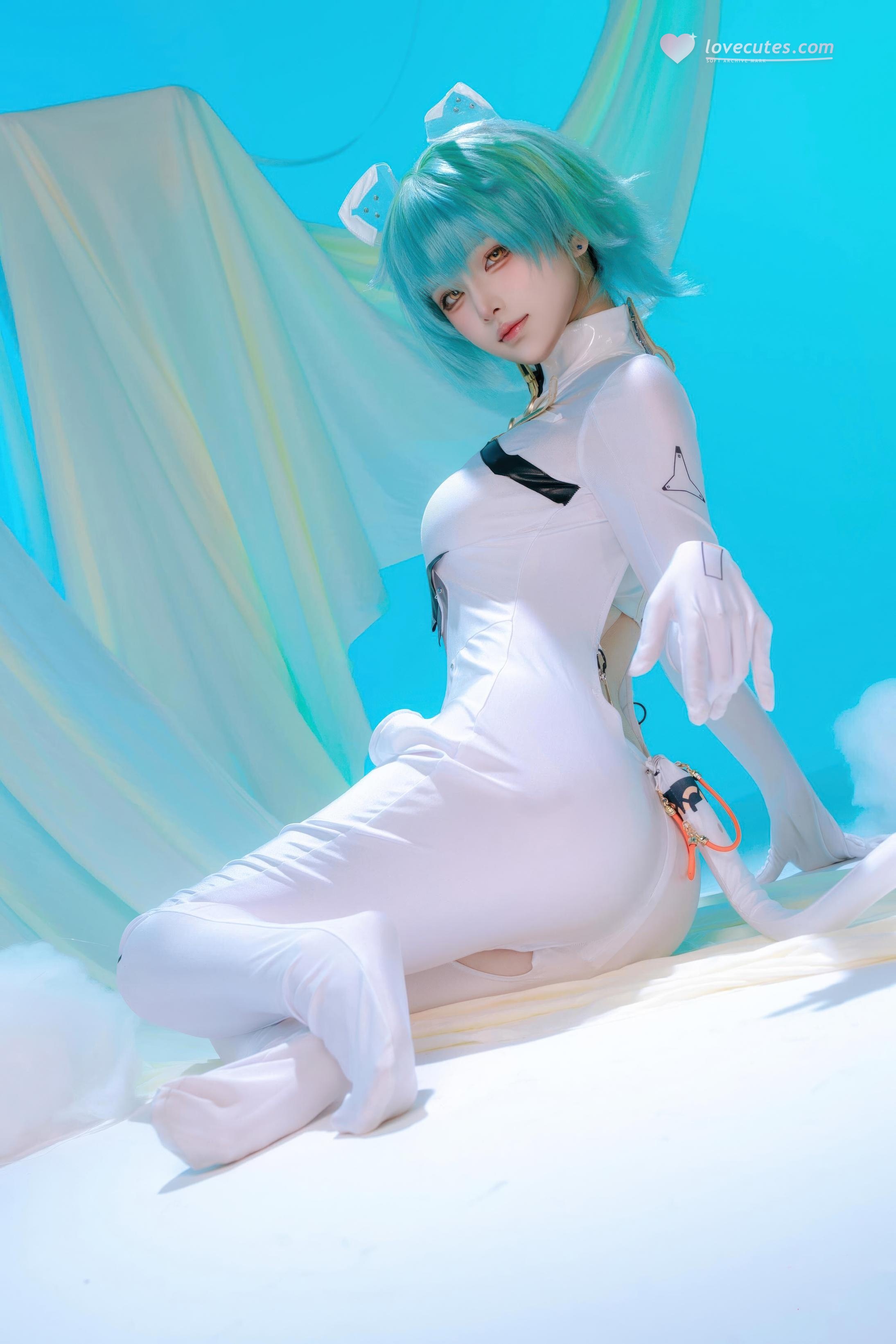 [Cosplay] Yuy Fish - Azur Lane Admiral Nakhimov: Blue-Green Short Hair, White Bodysuit, Stunning Curves, 45P