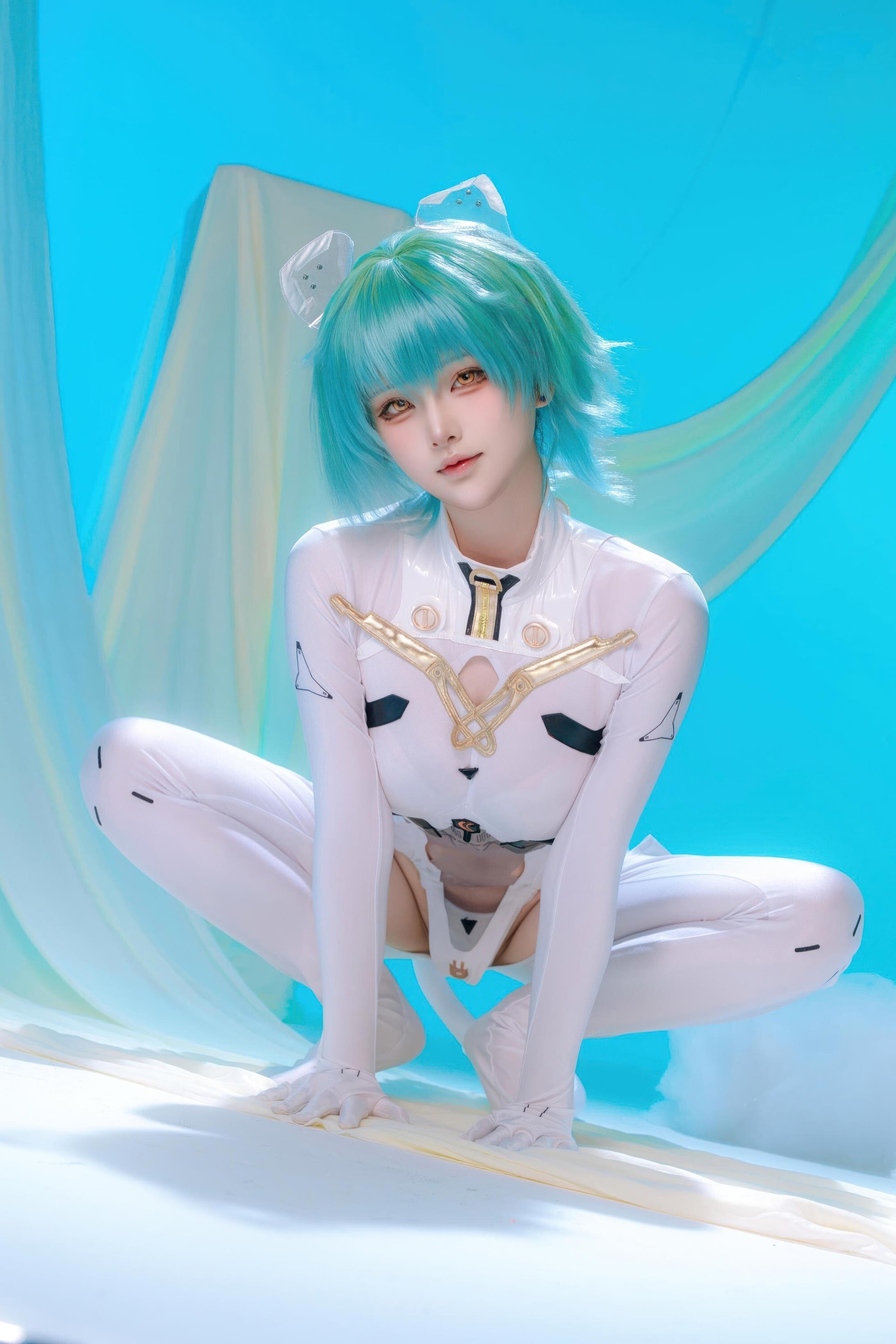[Cosplay] Yuy Fish - Azur Lane Admiral Nakhimov: Blue-Green Short Hair, White Bodysuit, Stunning Curves, 45P