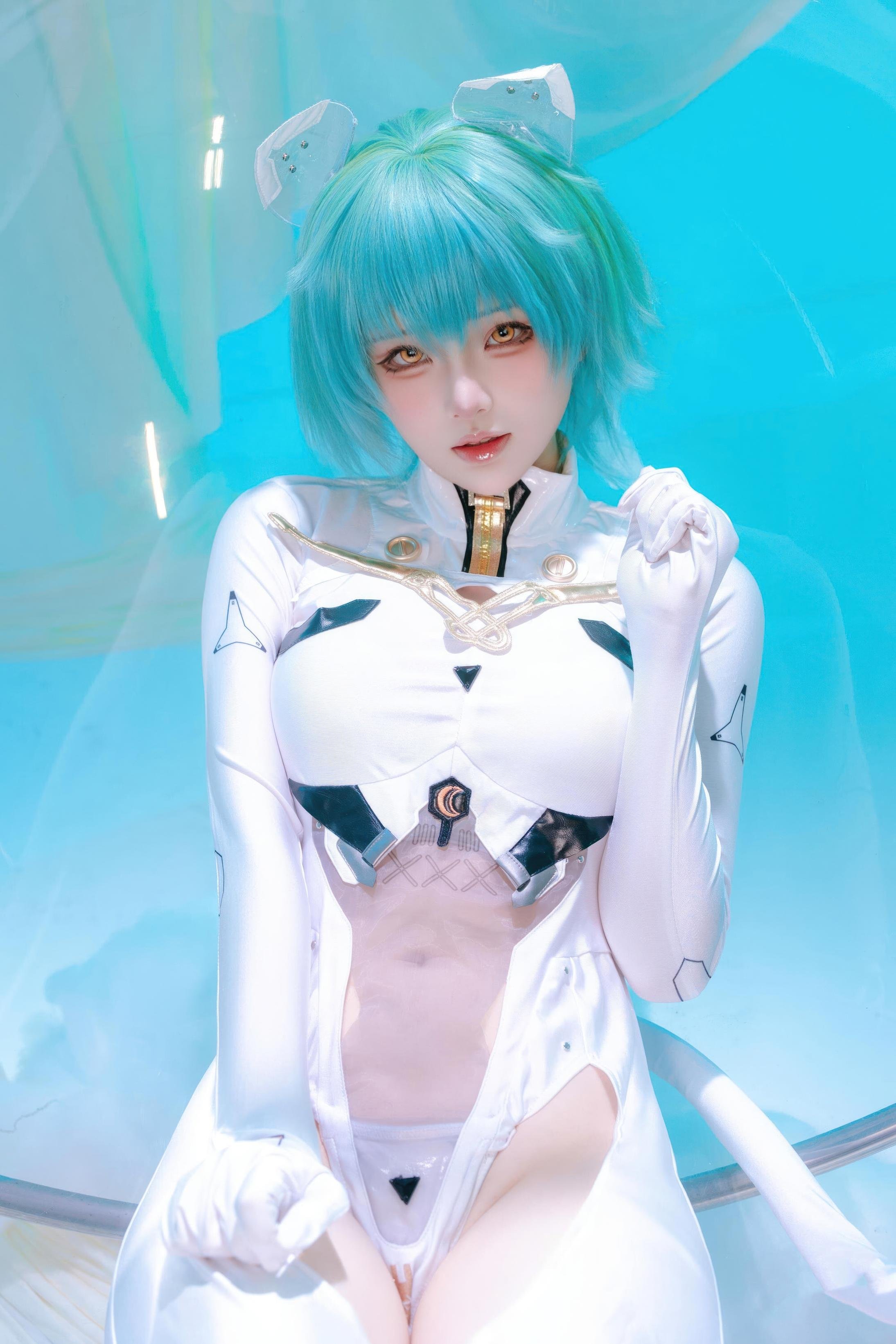 [Cosplay] Yuy Fish - Azur Lane Admiral Nakhimov: Blue-Green Short Hair, White Bodysuit, Stunning Curves, 45P
