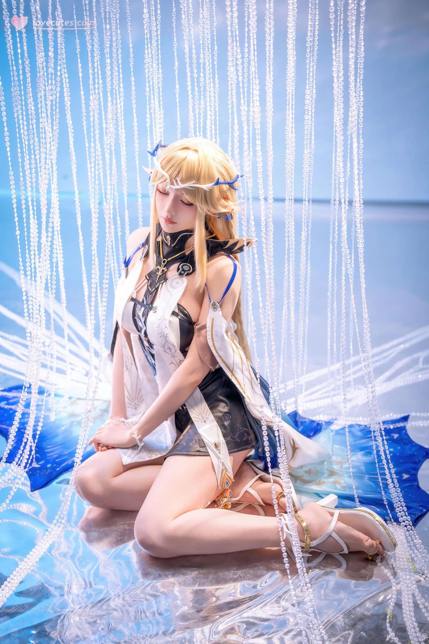 [คอสเพลย์] 星之迟迟Hoshilily - นางเงือก คาติชิอา: เอลฟ์ผมทองหูแหลมชุดขาวน้ำเงิน หน้าอกสวยขาเรียวยาว 31P