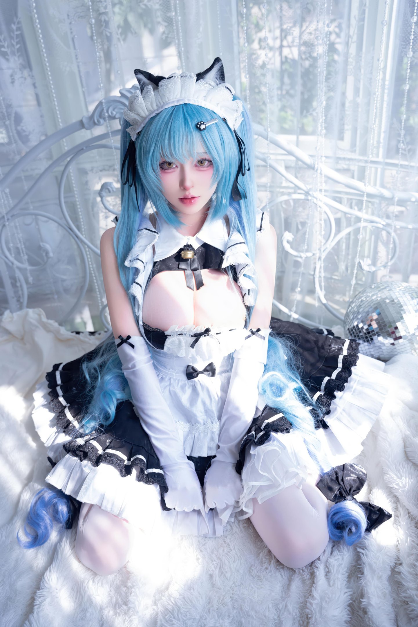 '[cosplay] 清水由乃 - Nikke Thần Nữ Chiến Thắng Purivati: Người Hầu Mèo Tai Xanh Tóc Xanh, Tất Trắng Hở Điểm 85P1V'