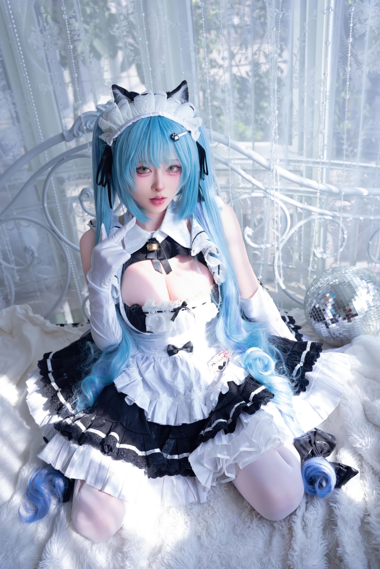 '[cosplay] 清水由乃 - Nikke Thần Nữ Chiến Thắng Purivati: Người Hầu Mèo Tai Xanh Tóc Xanh, Tất Trắng Hở Điểm 85P1V'