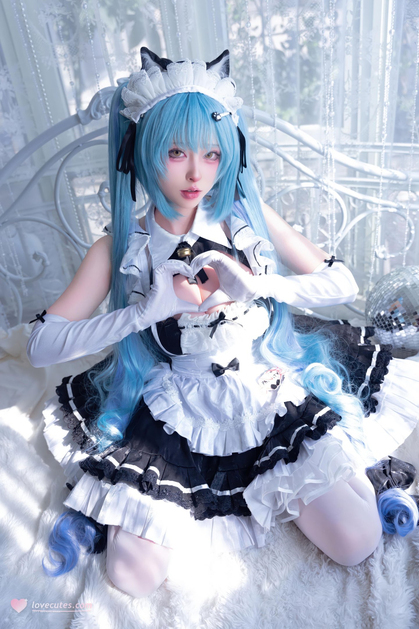 '[cosplay] 清水由乃 - Nikke Thần Nữ Chiến Thắng Purivati: Người Hầu Mèo Tai Xanh Tóc Xanh, Tất Trắng Hở Điểm 85P1V'