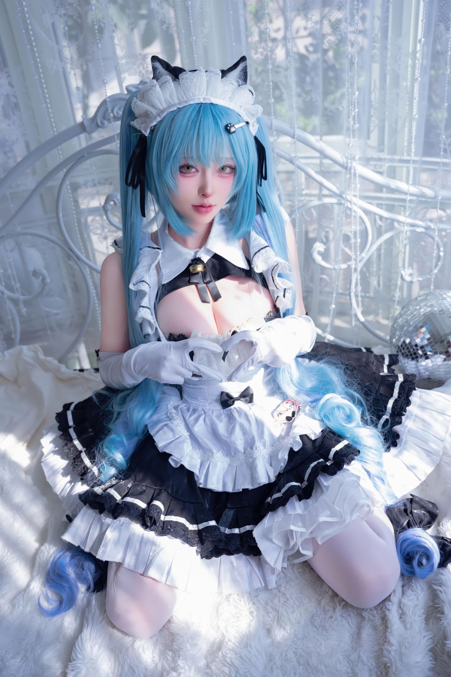 '[cosplay] 清水由乃 - Nikke Thần Nữ Chiến Thắng Purivati: Người Hầu Mèo Tai Xanh Tóc Xanh, Tất Trắng Hở Điểm 85P1V'