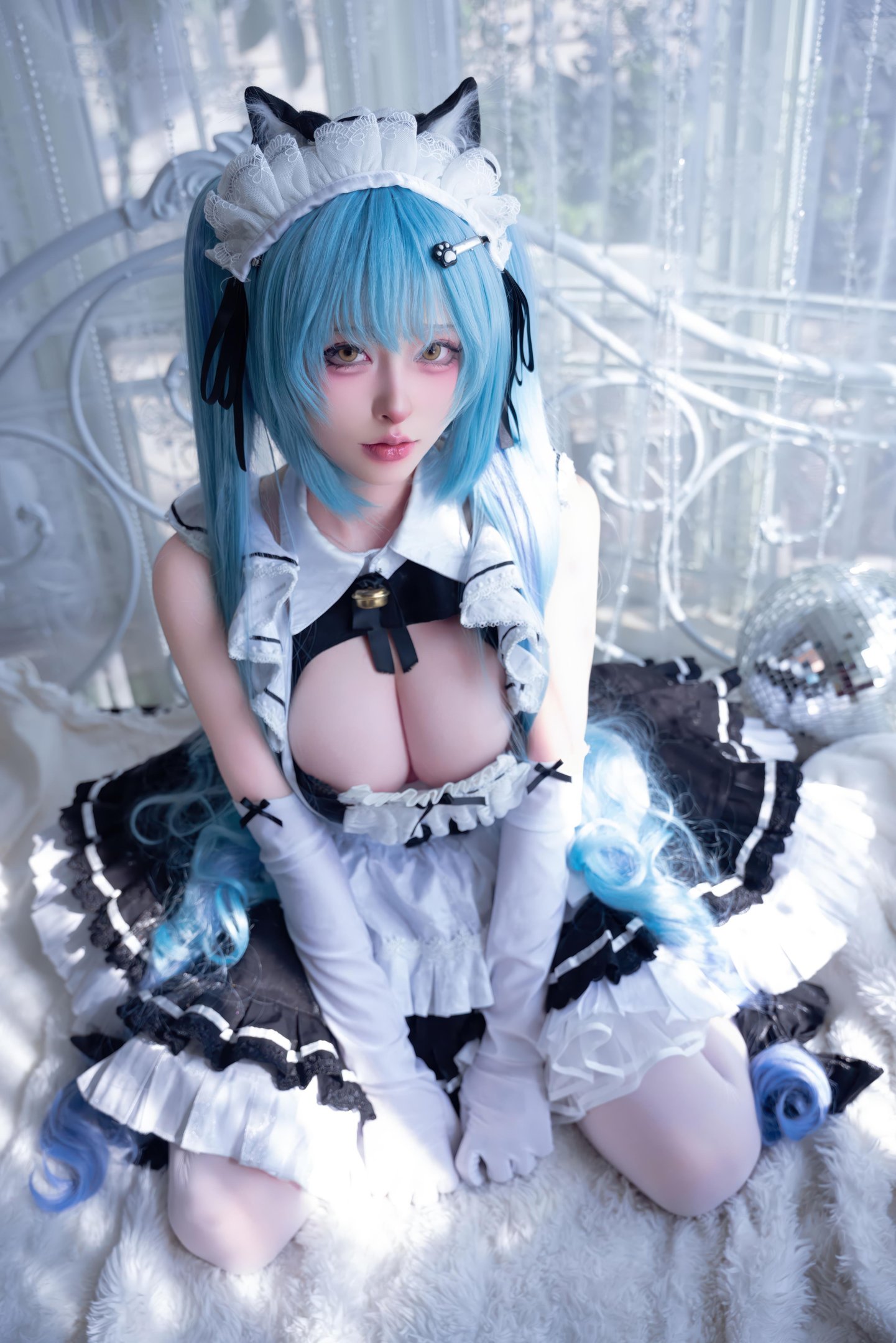 '[cosplay] 清水由乃 - Nikke Thần Nữ Chiến Thắng Purivati: Người Hầu Mèo Tai Xanh Tóc Xanh, Tất Trắng Hở Điểm 85P1V'