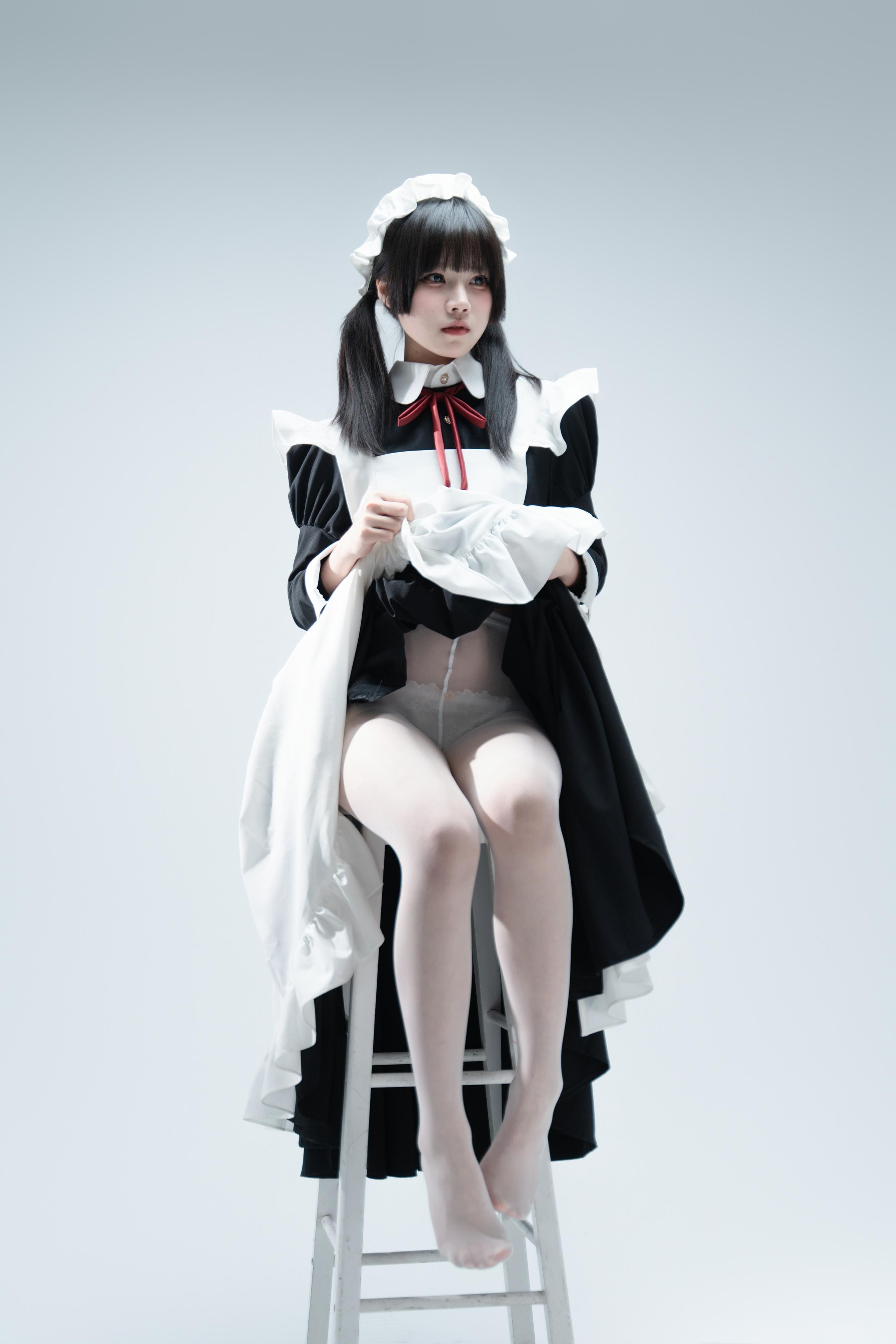 [写真] 清水凪 - 傲娇メイドの食べ方ガイド：黒髪ツインテールメイド服 美脚肉絲 106P