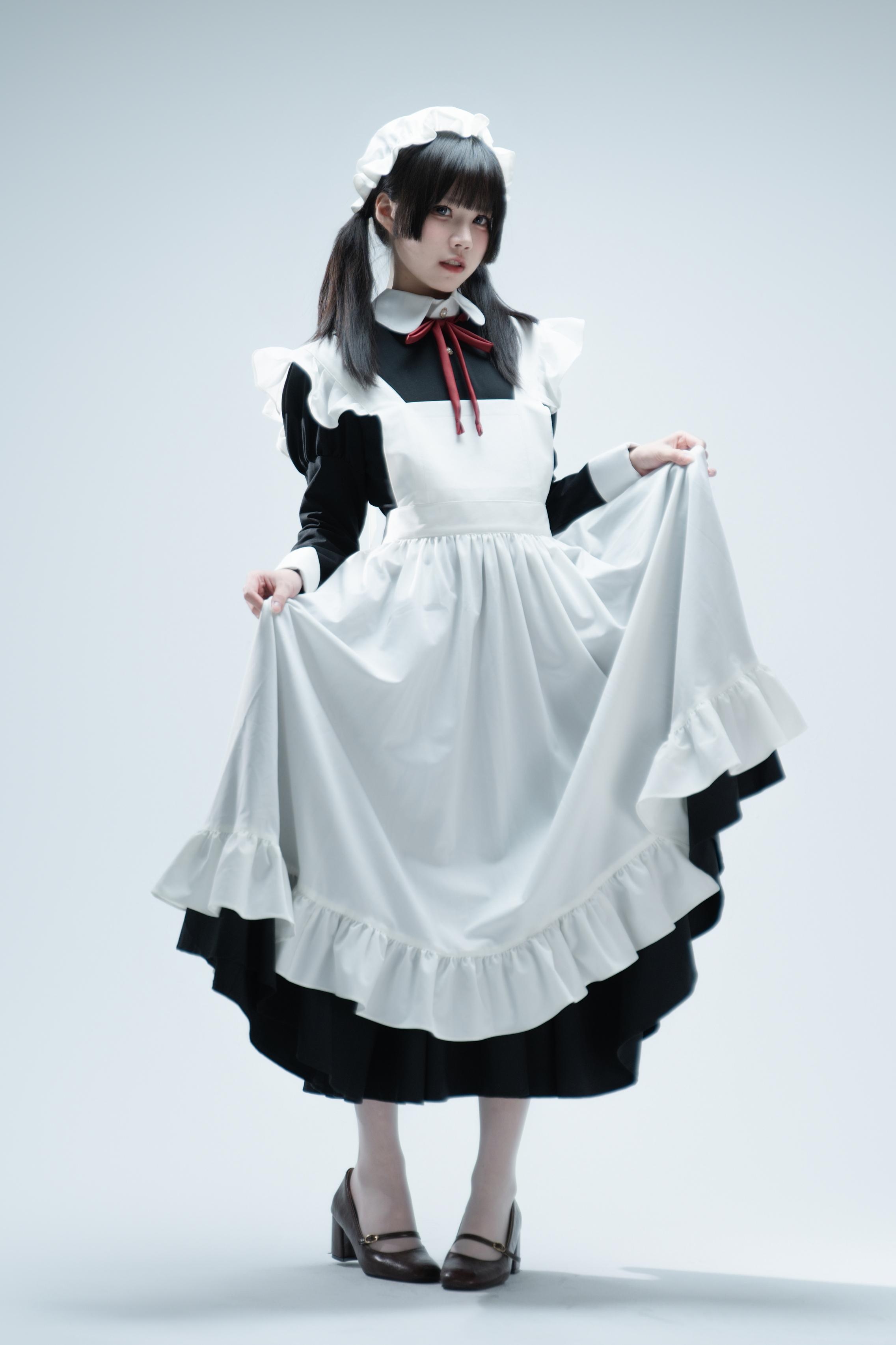 [写真] 清水凪 - 傲娇メイドの食べ方ガイド：黒髪ツインテールメイド服 美脚肉絲 106P