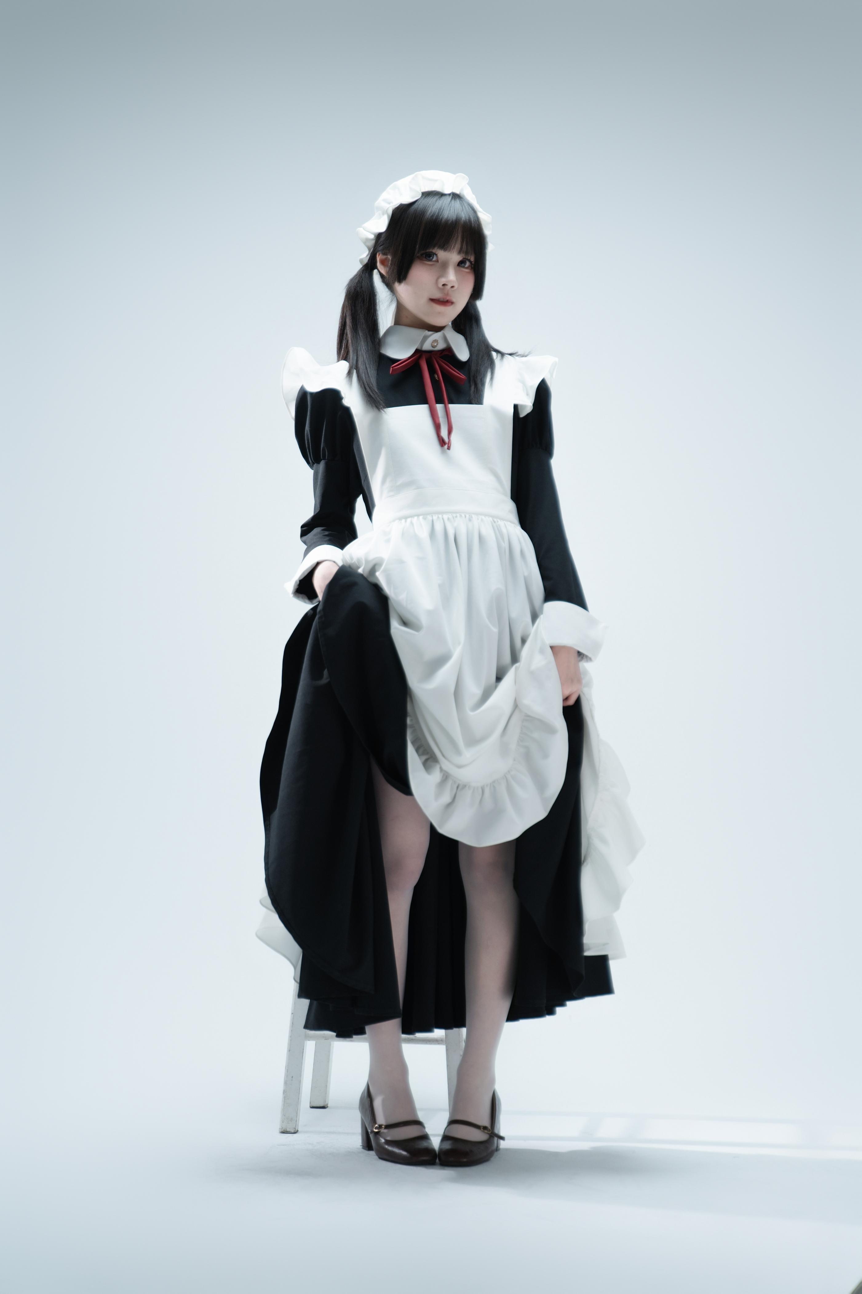 [写真] 清水凪 - 傲娇メイドの食べ方ガイド：黒髪ツインテールメイド服 美脚肉絲 106P