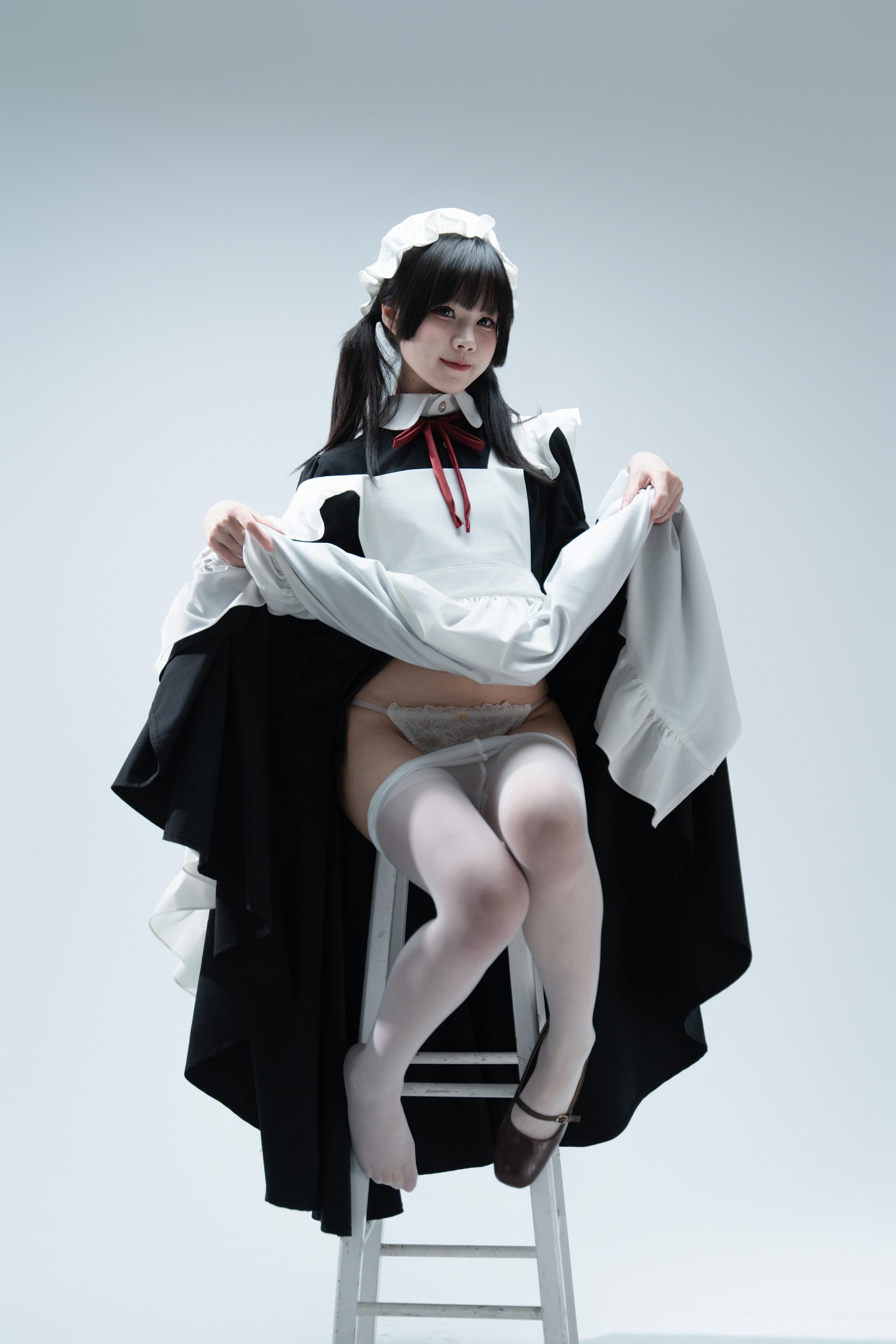 [写真] 清水凪 - 傲娇メイドの食べ方ガイド：黒髪ツインテールメイド服 美脚肉絲 106P