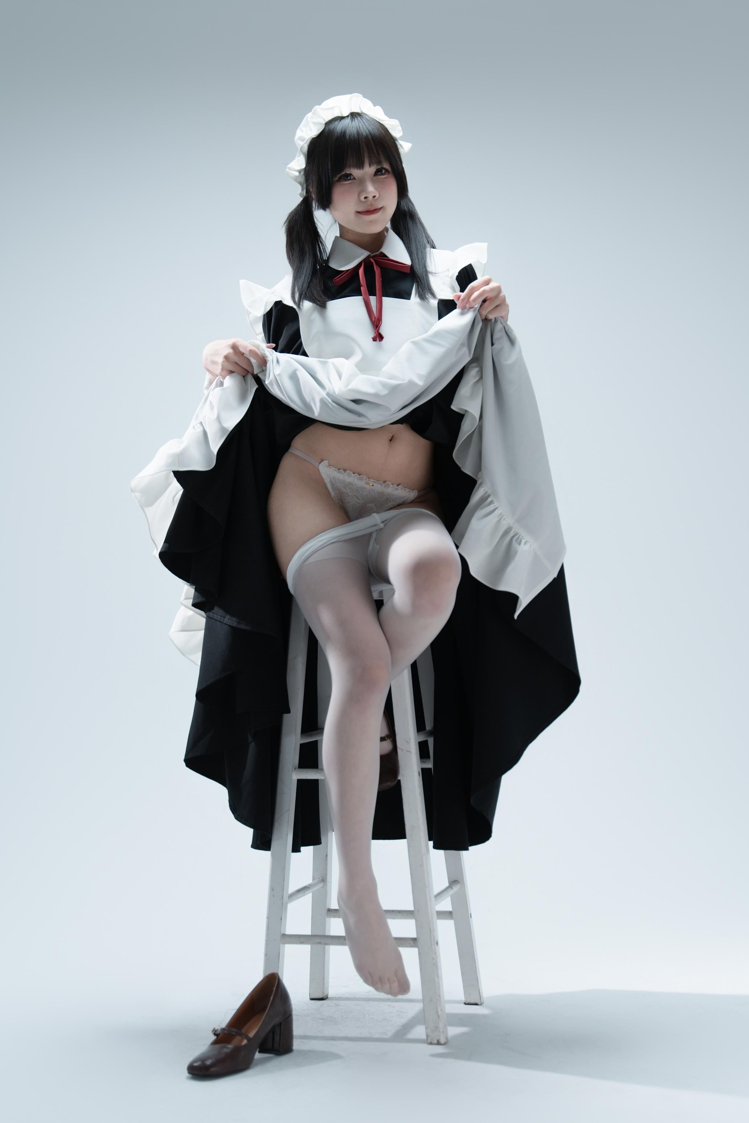 [写真] 清水凪 - 傲娇メイドの食べ方ガイド：黒髪ツインテールメイド服 美脚肉絲 106P
