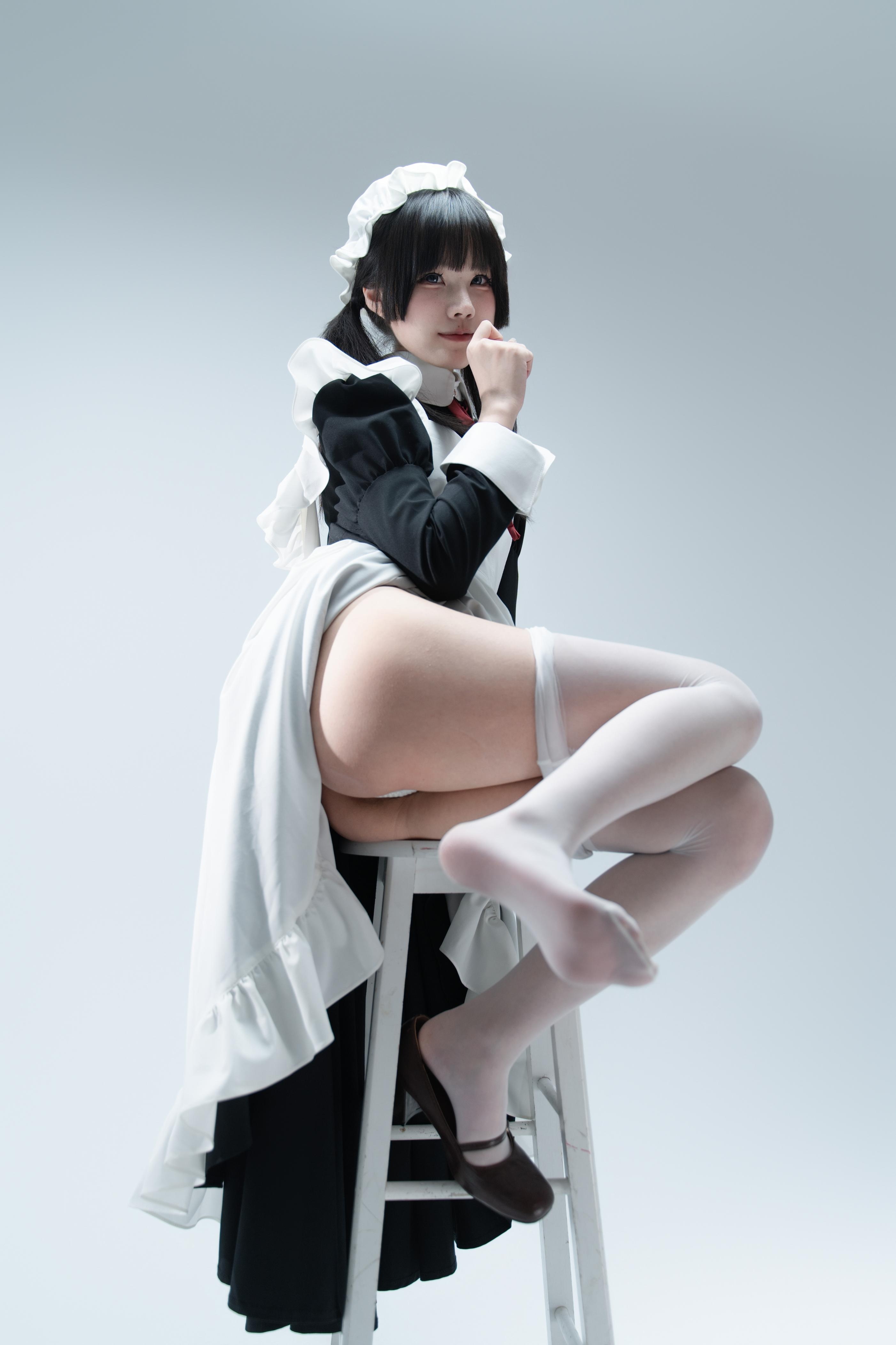 [写真] 清水凪 - 傲娇メイドの食べ方ガイド：黒髪ツインテールメイド服 美脚肉絲 106P