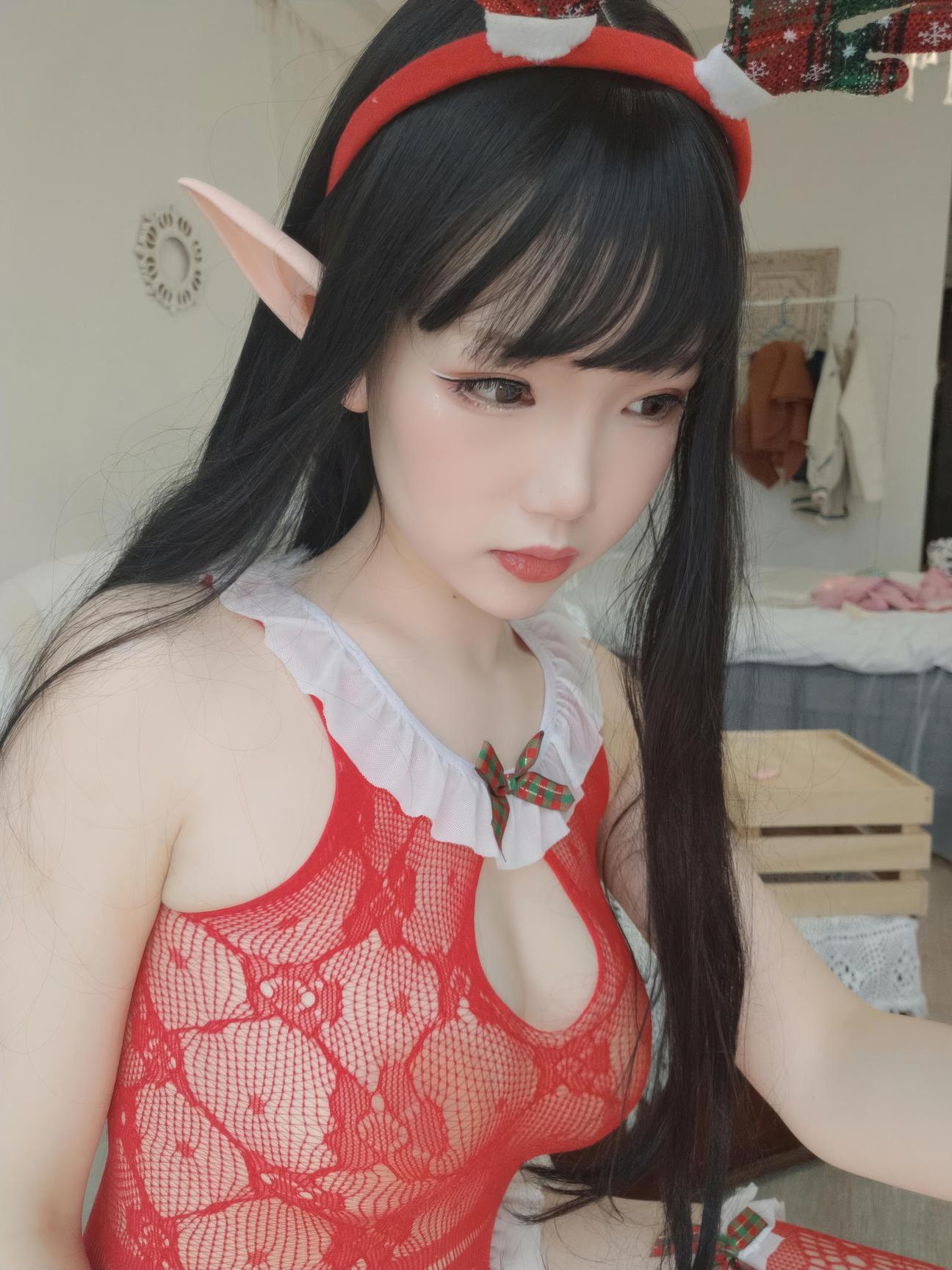 [私房] Tuyết Tình Astra - Ảnh Tự Sướng Giáng Sinh: Đồ Lót Ren Đỏ, Tất Lưới, Mông Cong, Chân Đẹp 140P