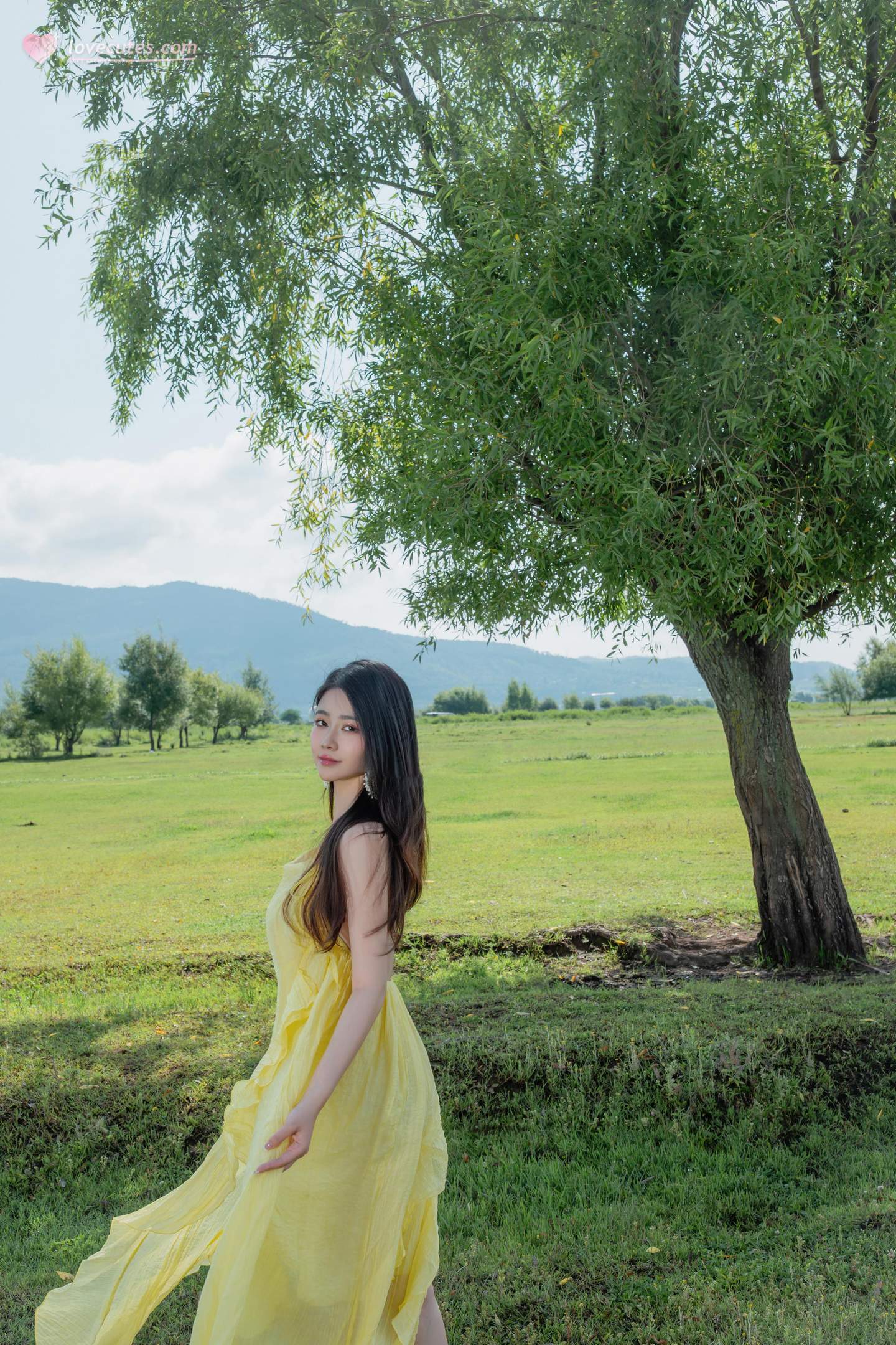 [写真] 年年Nnian - 绿茵黄纱：草地黄纱露胸美腿 户外裸拍大尺度 83P