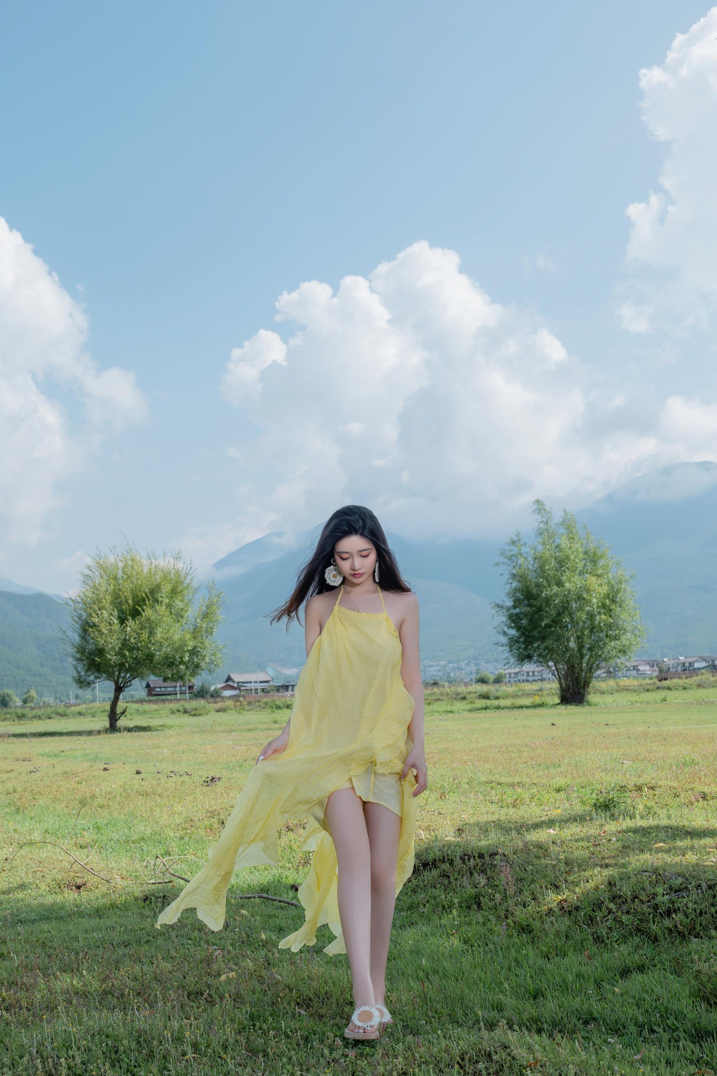[写真] 年年Nnian - 绿茵黄纱：草地黄纱露胸美腿 户外裸拍大尺度 83P