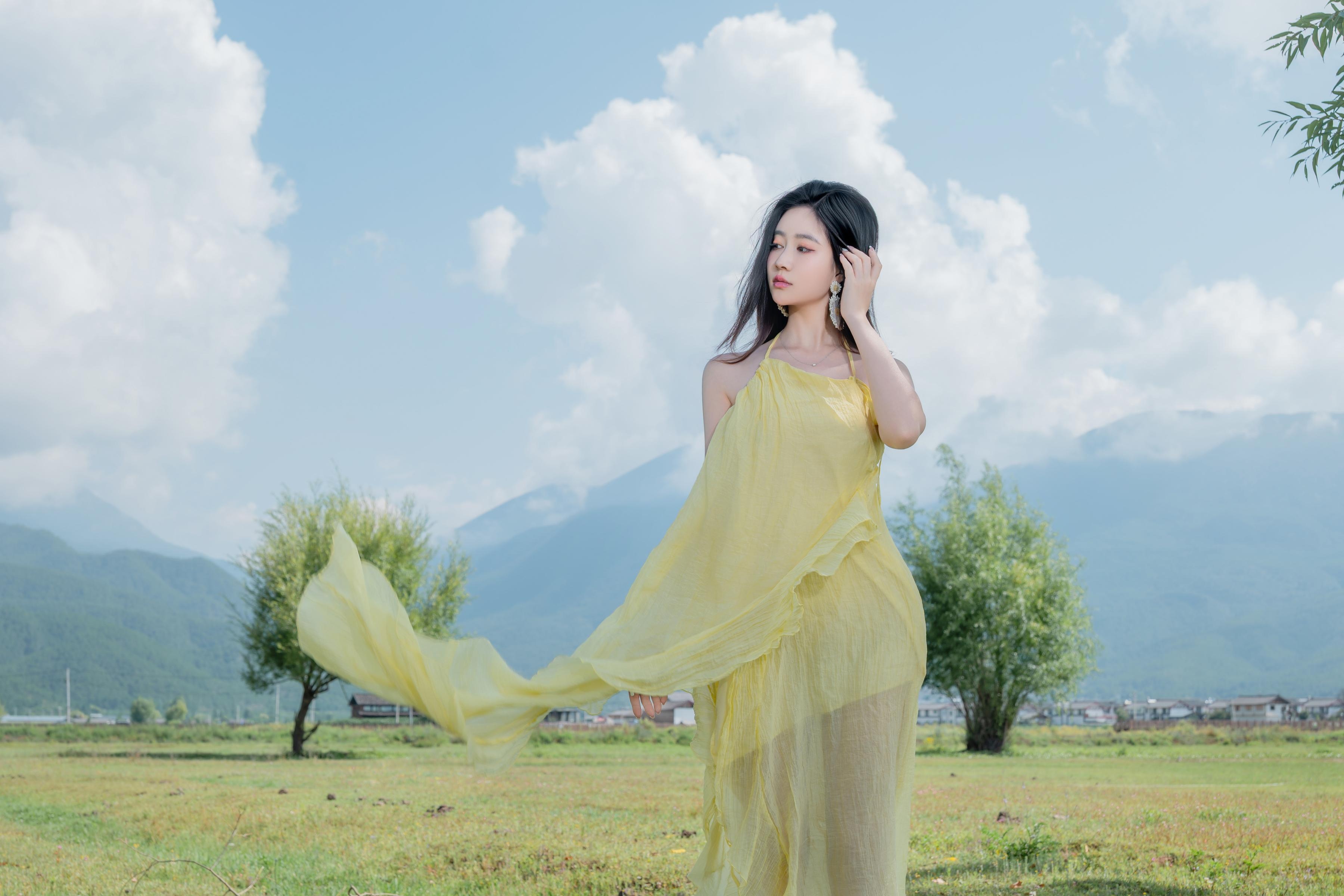 [写真] 年年Nnian - 绿茵黄纱：草地黄纱露胸美腿 户外裸拍大尺度 83P