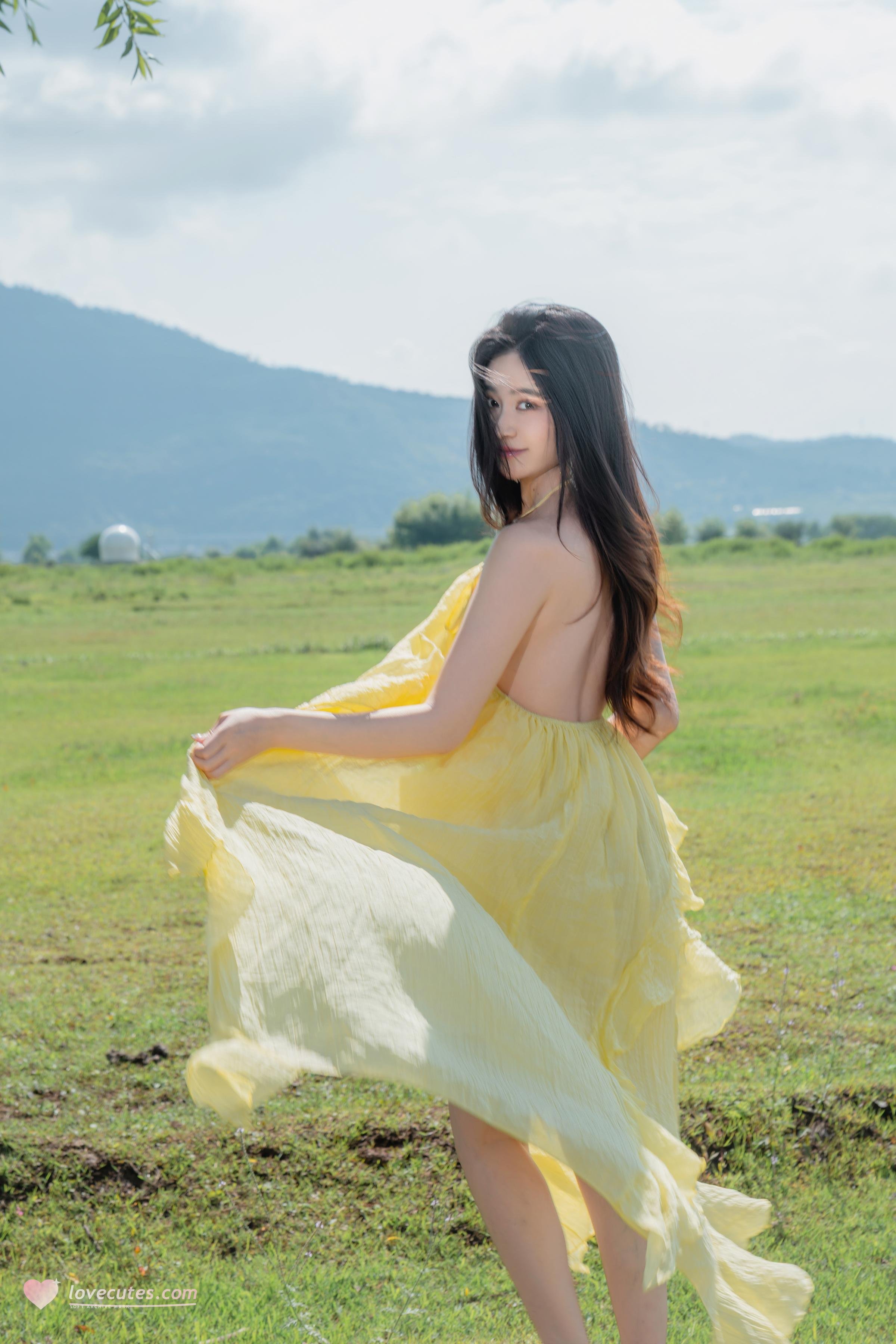 [写真] 年年Nnian - 绿茵黄纱：草地黄纱露胸美腿 户外裸拍大尺度 83P