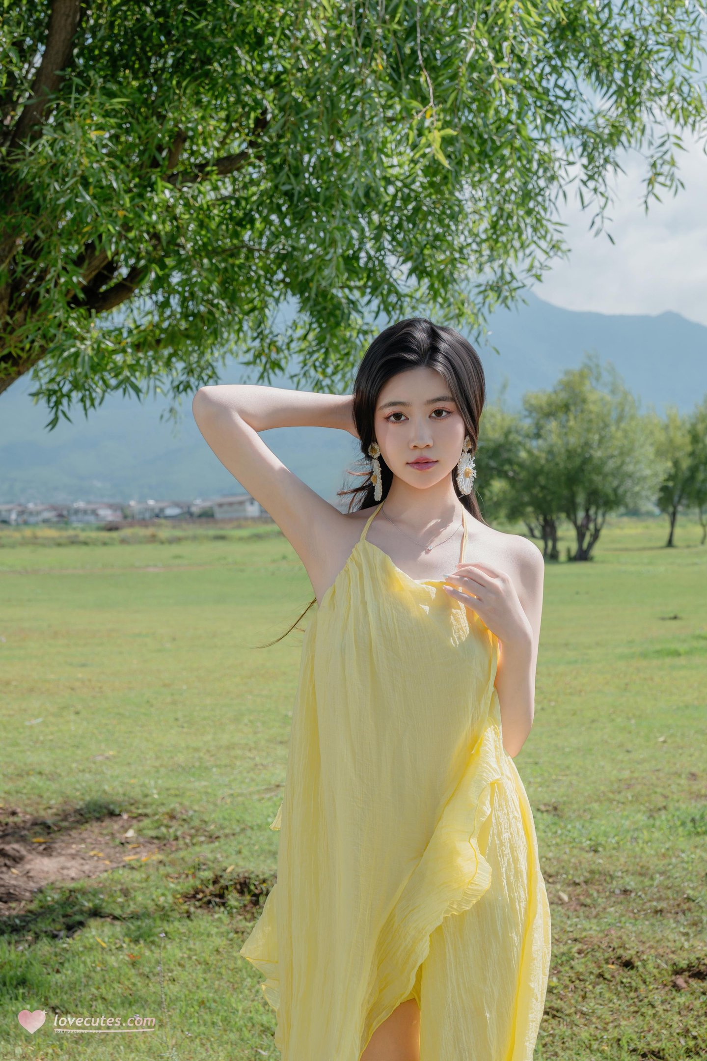 [写真] 年年Nnian - 绿茵黄纱：草地黄纱露胸美腿 户外裸拍大尺度 83P