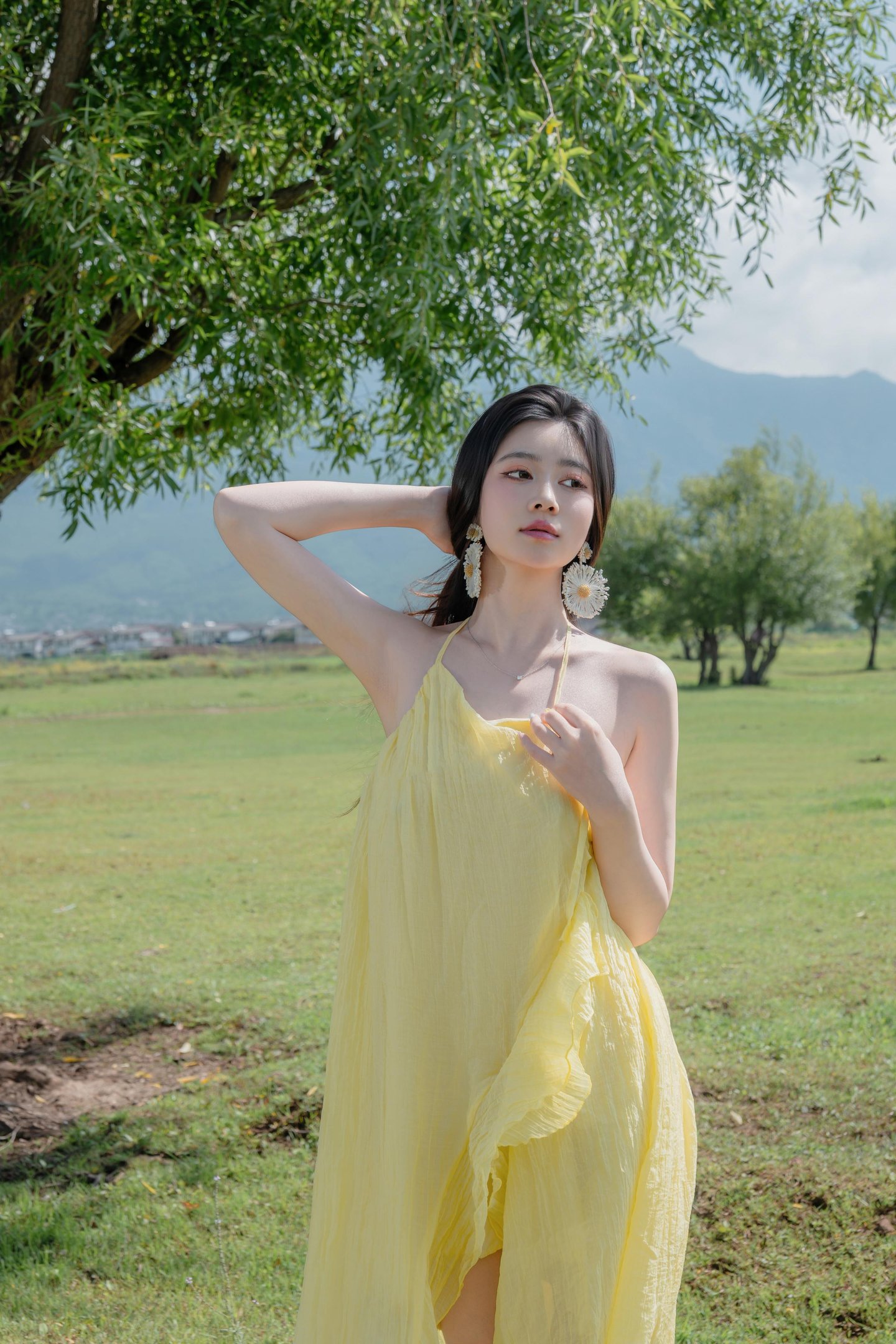 [写真] 年年Nnian - 绿茵黄纱：草地黄纱露胸美腿 户外裸拍大尺度 83P