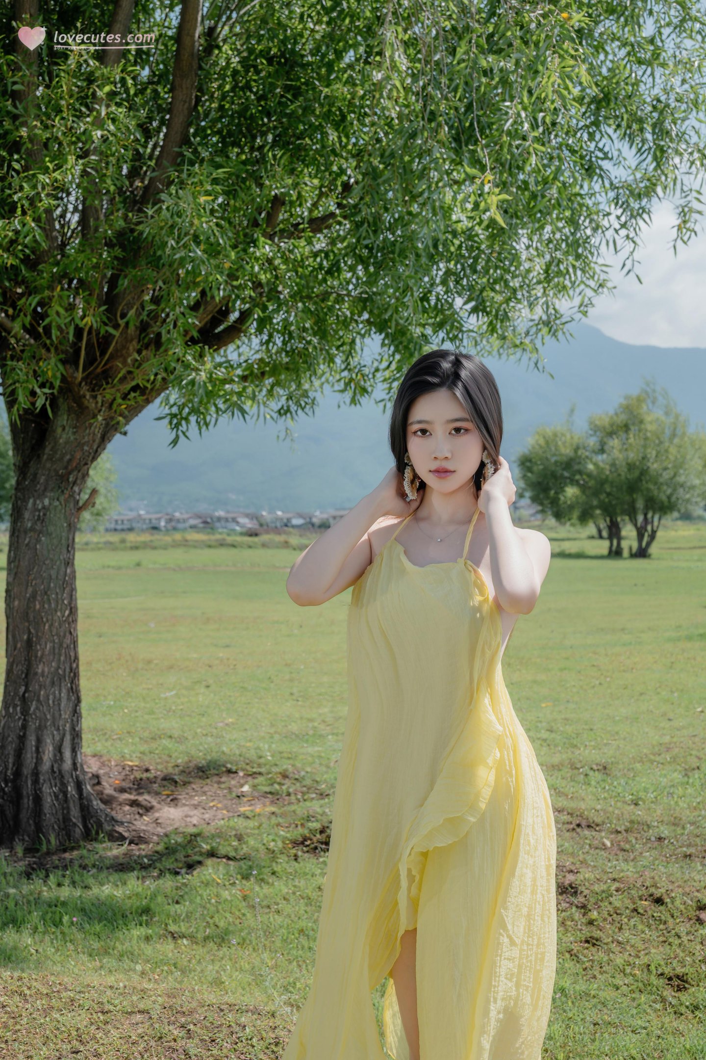 [写真] 年年Nnian - 绿茵黄纱：草地黄纱露胸美腿 户外裸拍大尺度 83P
