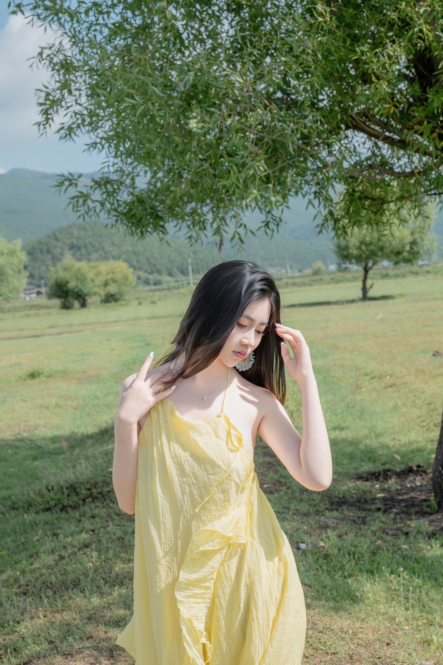 [写真] 年年Nnian - 绿茵黄纱：草地黄纱露胸美腿 户外裸拍大尺度 83P