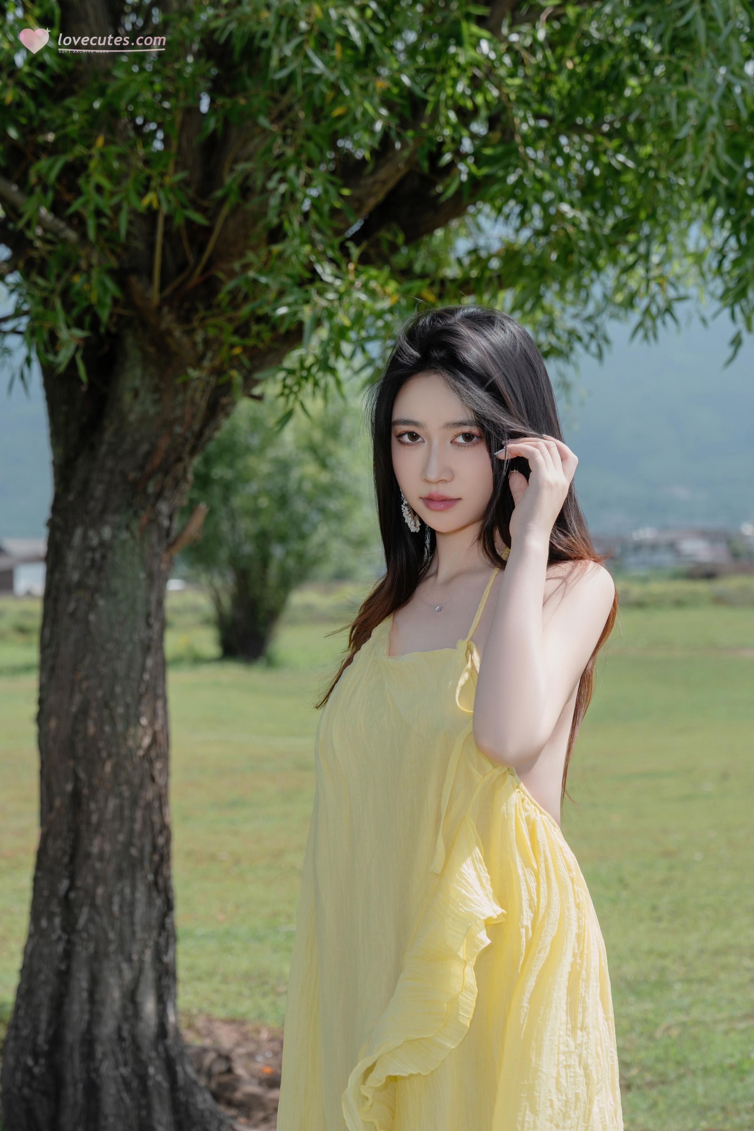 [写真] 年年Nnian - 绿茵黄纱：草地黄纱露胸美腿 户外裸拍大尺度 83P